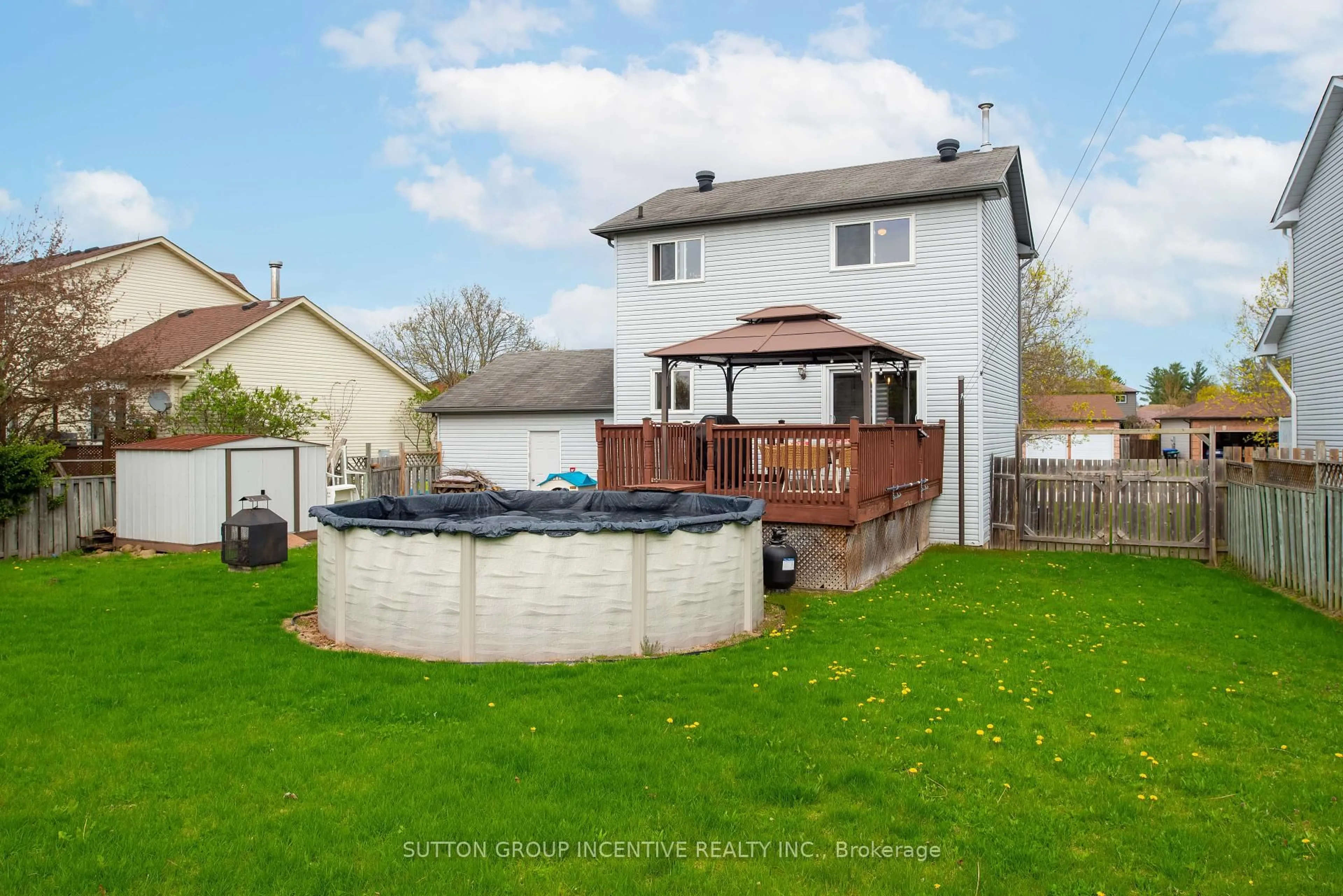 A pic from outside/outdoor area/front of a property/back of a property/a pic from drone, street for 62 Darren Dr, Essa Ontario L0M 1B3