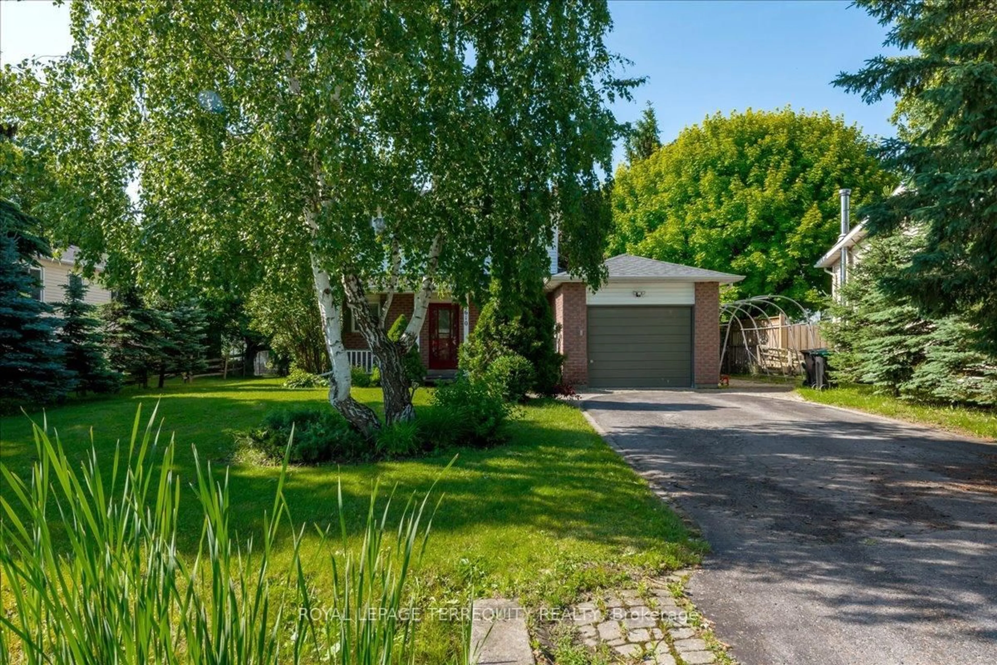A pic from outside/outdoor area/front of a property/back of a property/a pic from drone, street for 2610 Lawrence Ave, Innisfil Ontario L9S 1C9