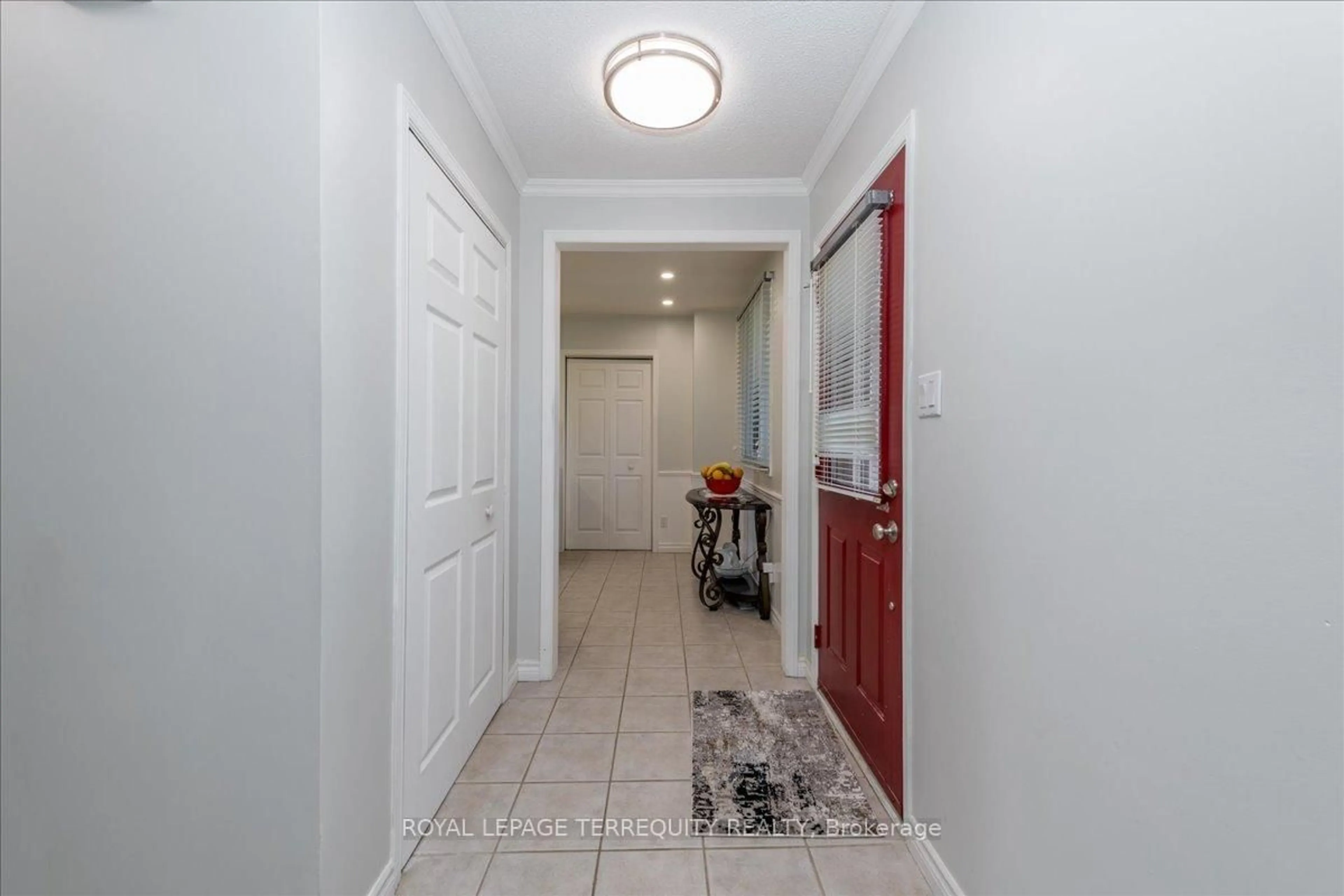 Indoor entryway for 2610 Lawrence Ave, Innisfil Ontario L9S 1C9