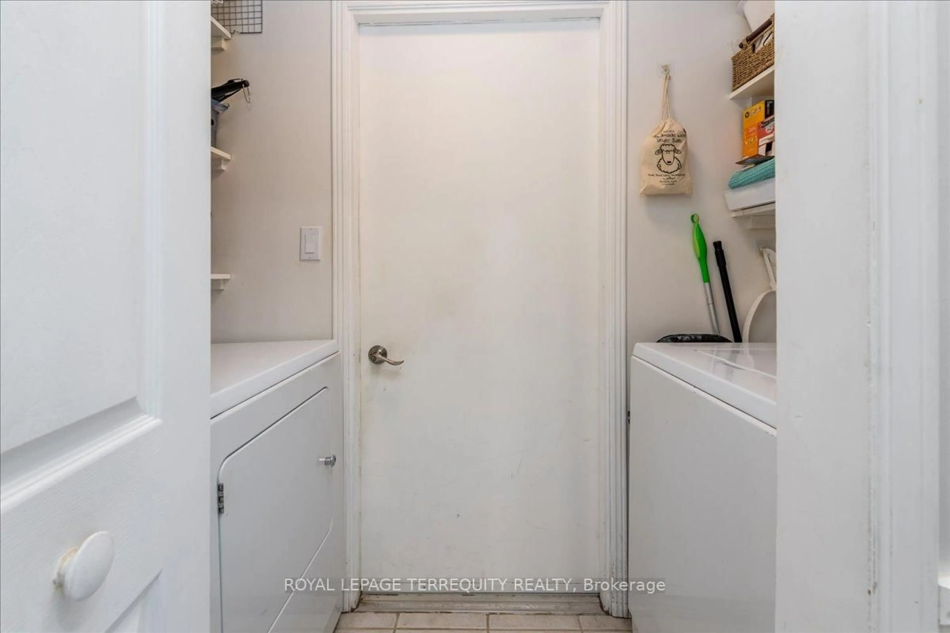Laundry room for 2610 Lawrence Ave, Innisfil Ontario L9S 1C9