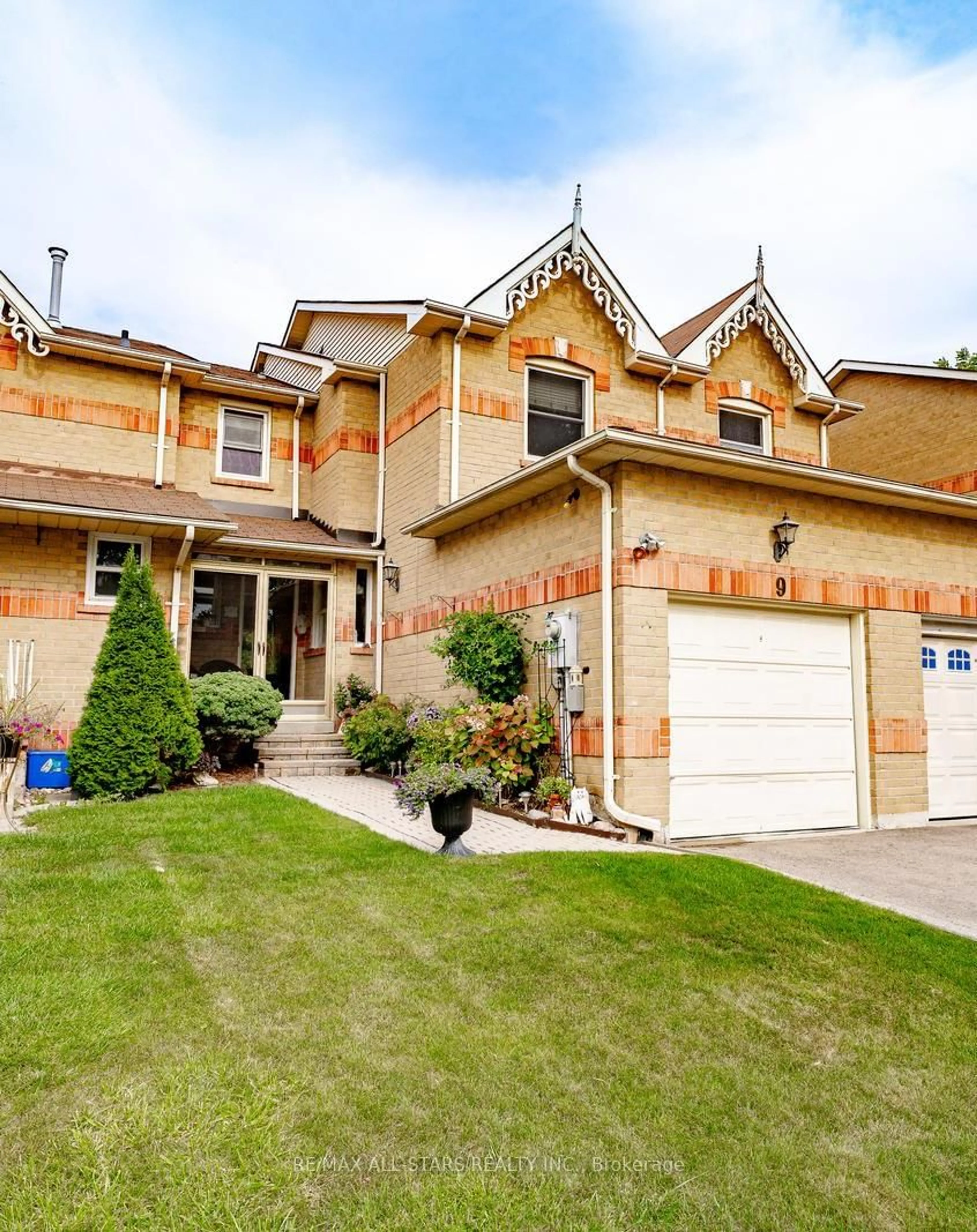 Home with brick exterior material, street for 9 Steepleview Cres, Richmond Hill Ontario L4C 9R1