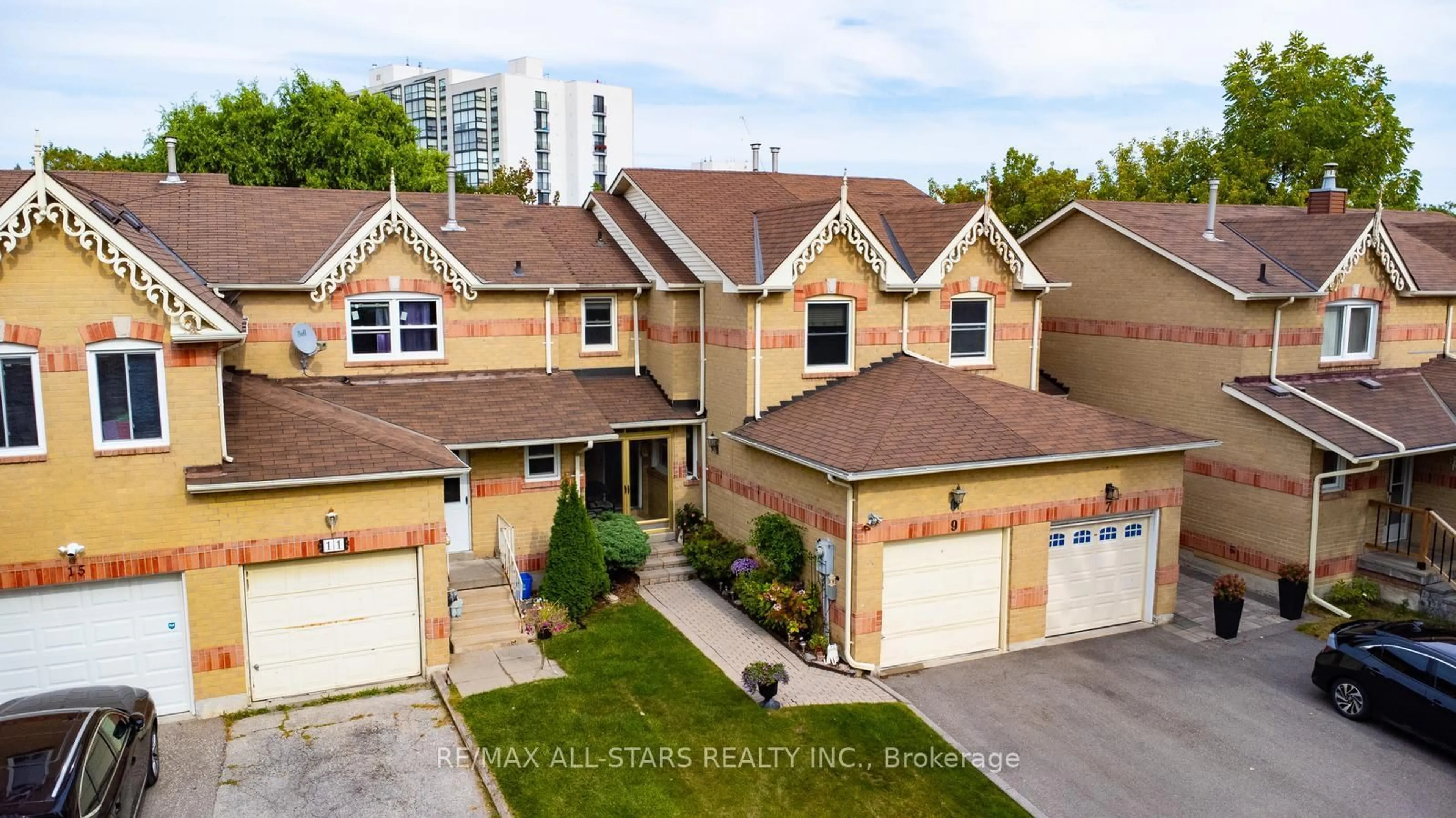 A pic from outside/outdoor area/front of a property/back of a property/a pic from drone, unknown for 9 Steepleview Cres, Richmond Hill Ontario L4C 9R1