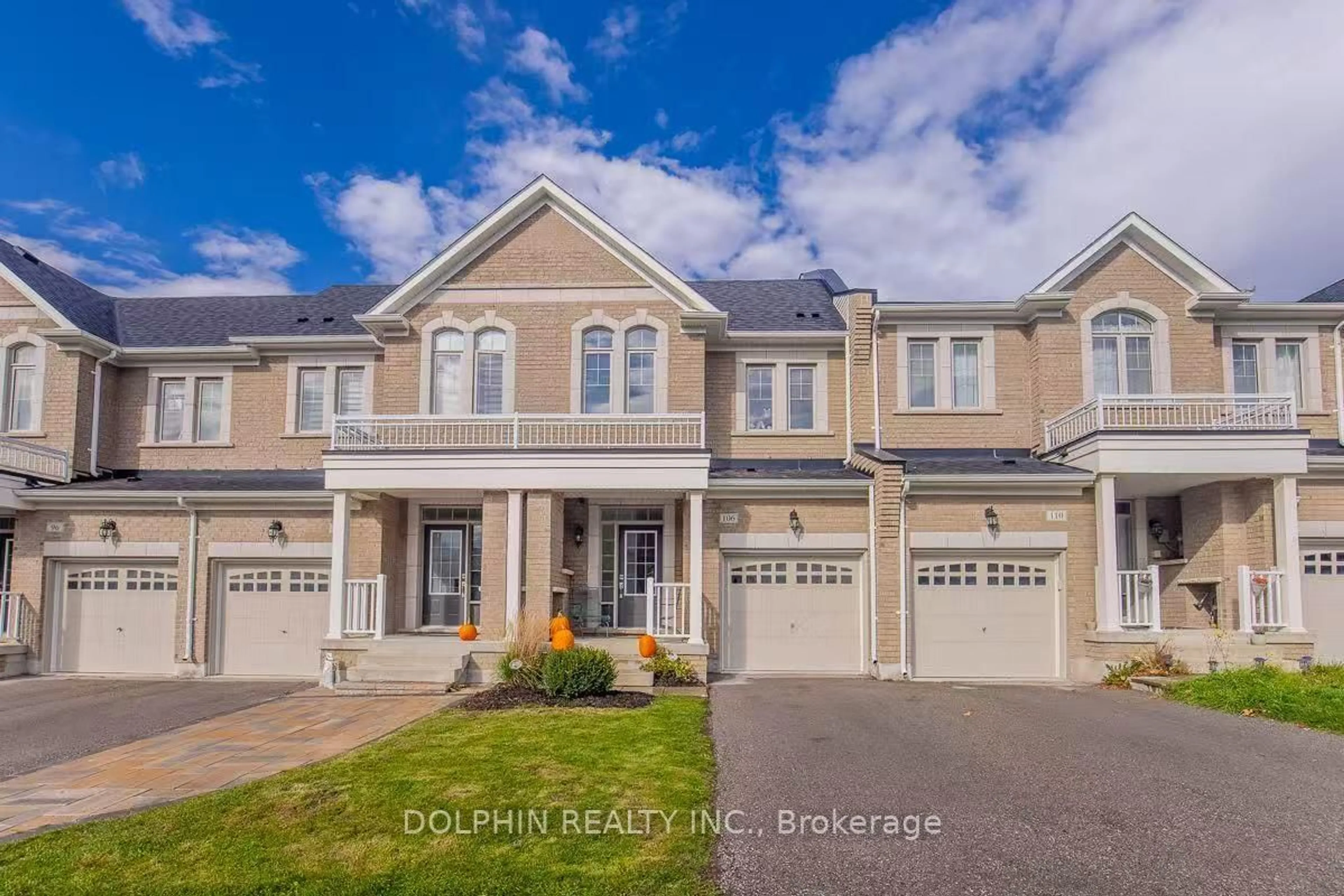 A pic from outside/outdoor area/front of a property/back of a property/a pic from drone, street for 106 Radial Dr, Aurora Ontario L4G 0Z8