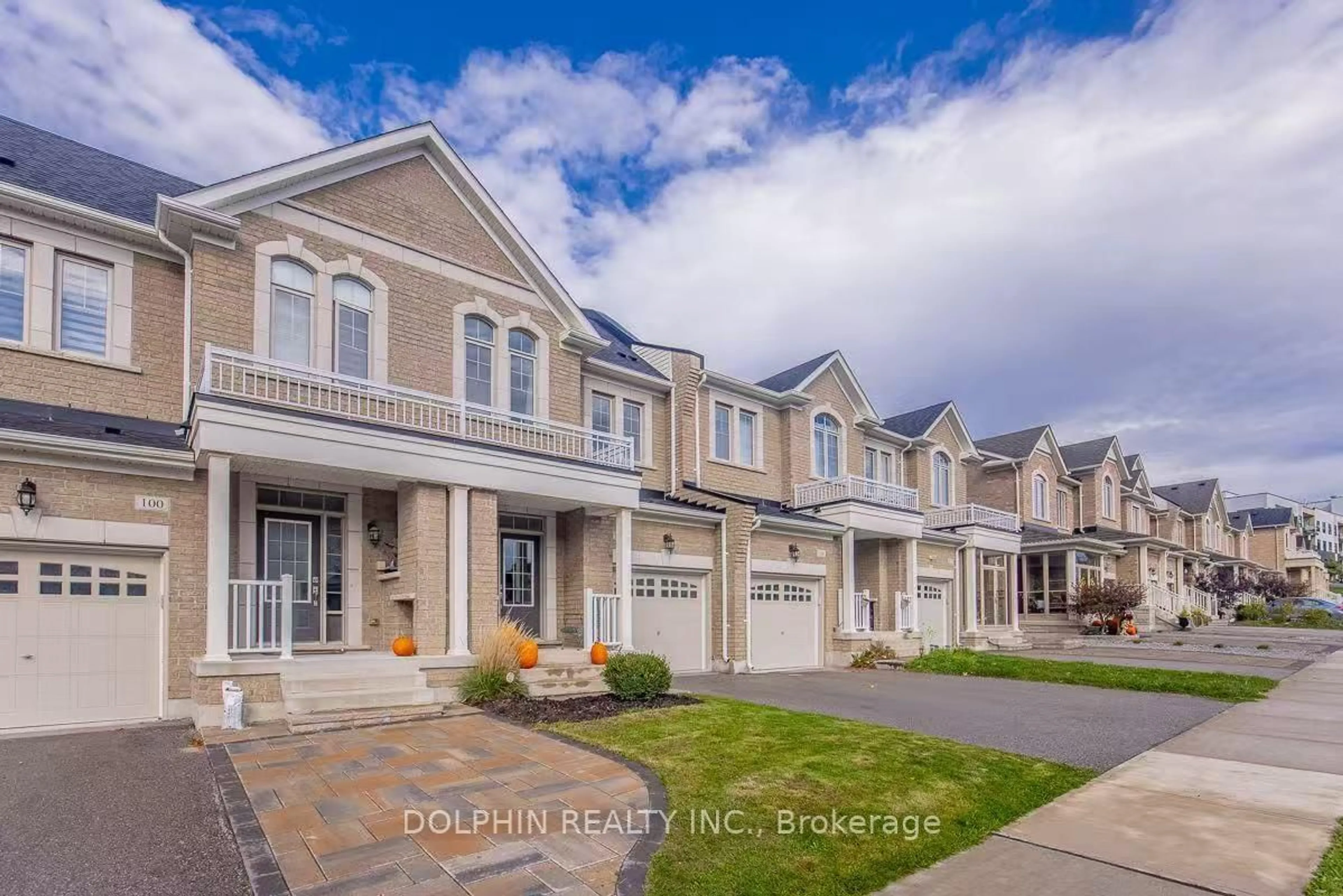 A pic from outside/outdoor area/front of a property/back of a property/a pic from drone, street for 106 Radial Dr, Aurora Ontario L4G 0Z8