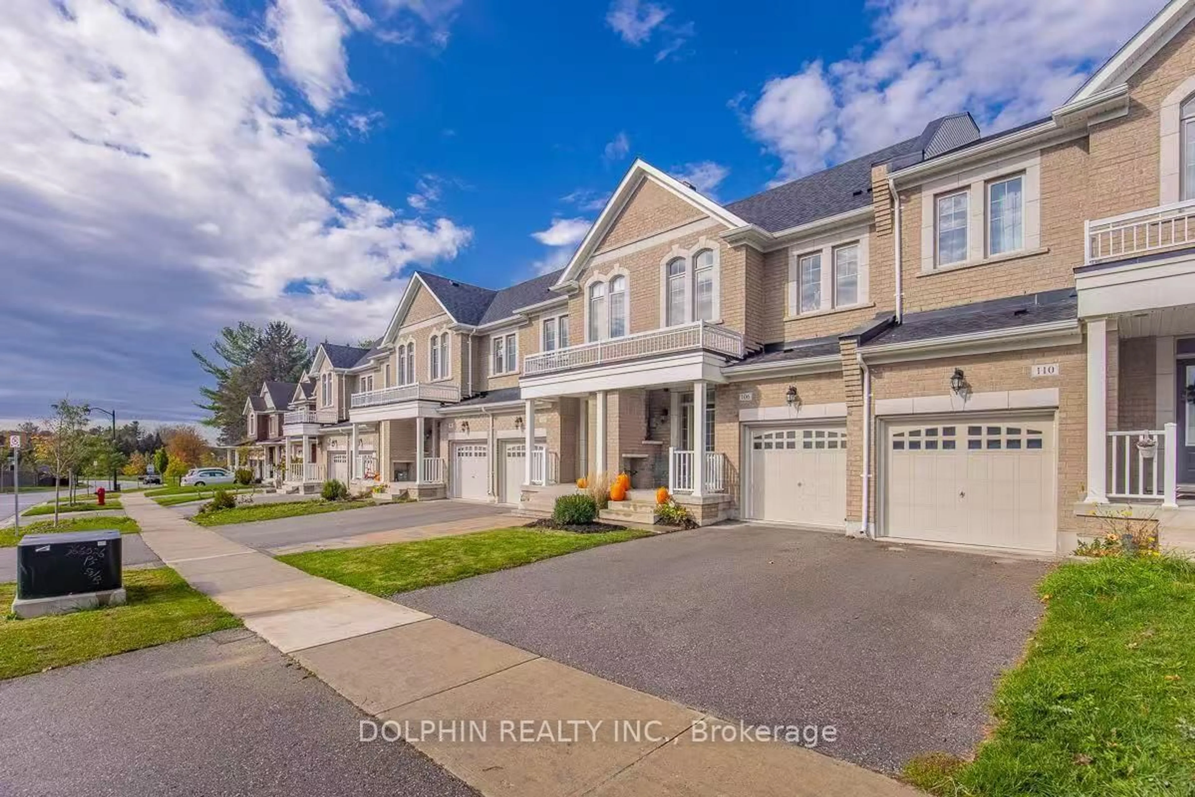 A pic from outside/outdoor area/front of a property/back of a property/a pic from drone, street for 106 Radial Dr, Aurora Ontario L4G 0Z8