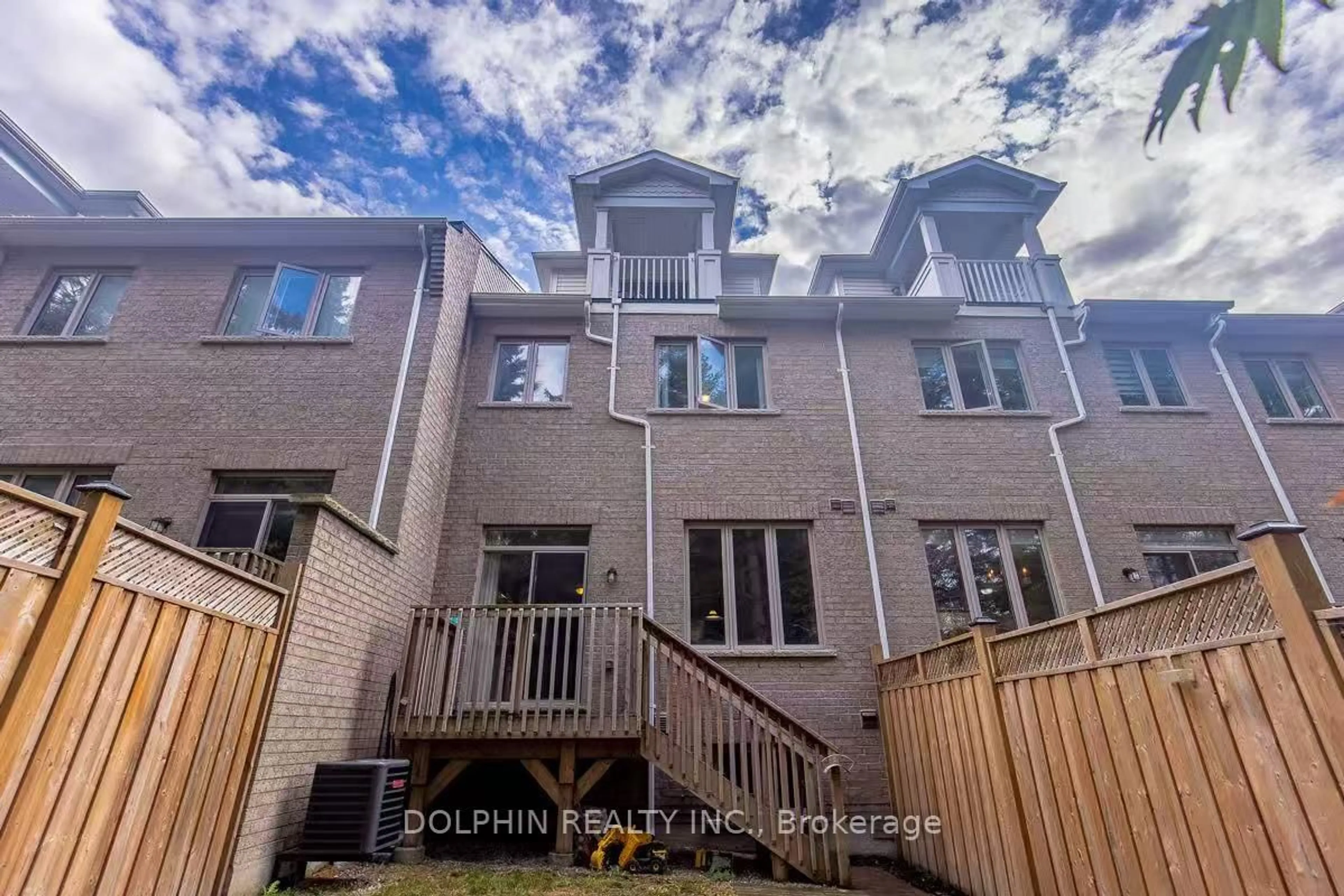 A pic from outside/outdoor area/front of a property/back of a property/a pic from drone, unknown for 106 Radial Dr, Aurora Ontario L4G 0Z8