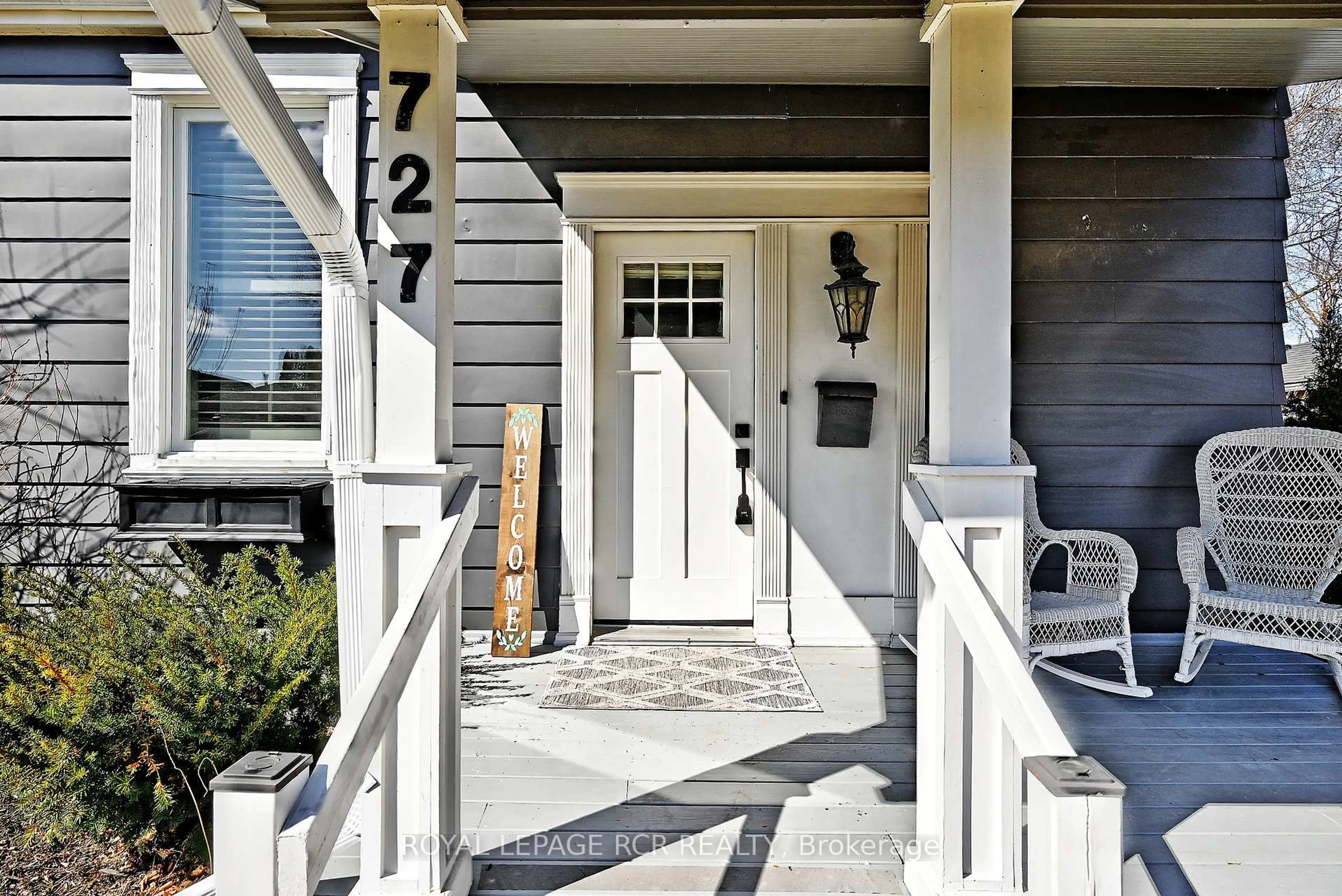 Indoor entryway for 727 Lowell Ave, Newmarket Ontario L3Y 1T4