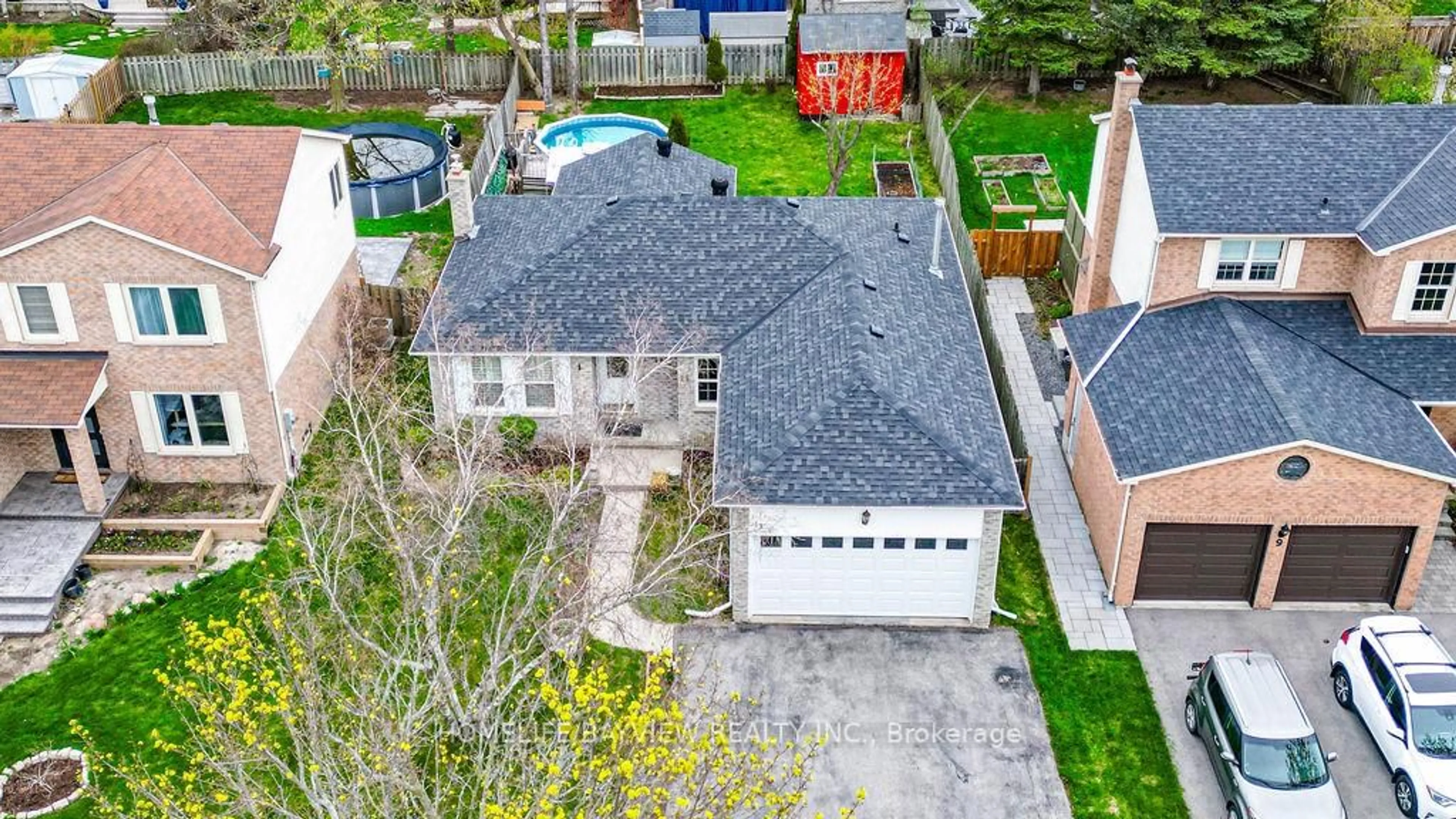 A pic from outside/outdoor area/front of a property/back of a property/a pic from drone, street for 11 Rosebank Blvd, East Gwillimbury Ontario L9N 1C8