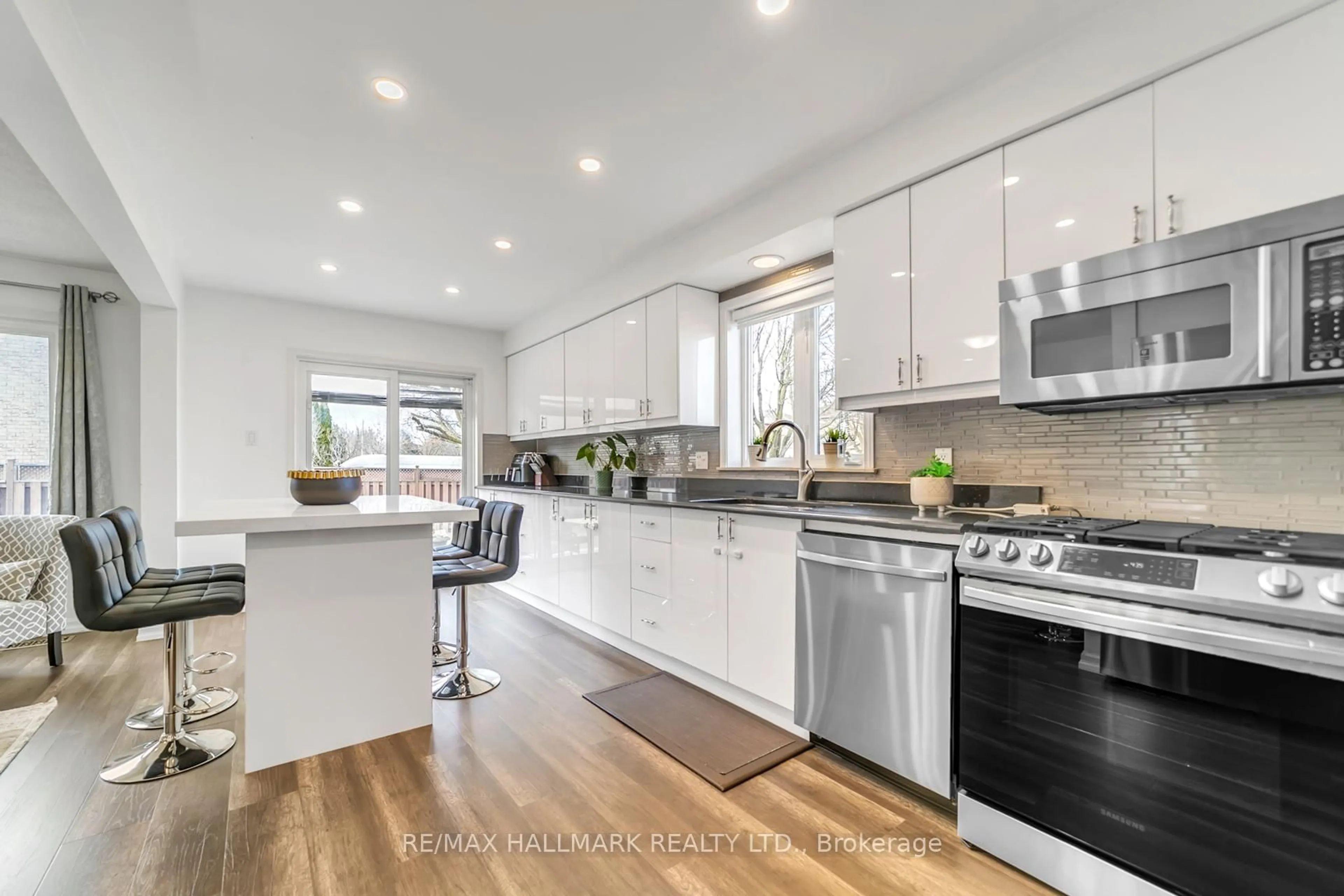 Open concept kitchen, unknown for 2 Cedarhurst Dr, Richmond Hill Ontario L4S 1B7
