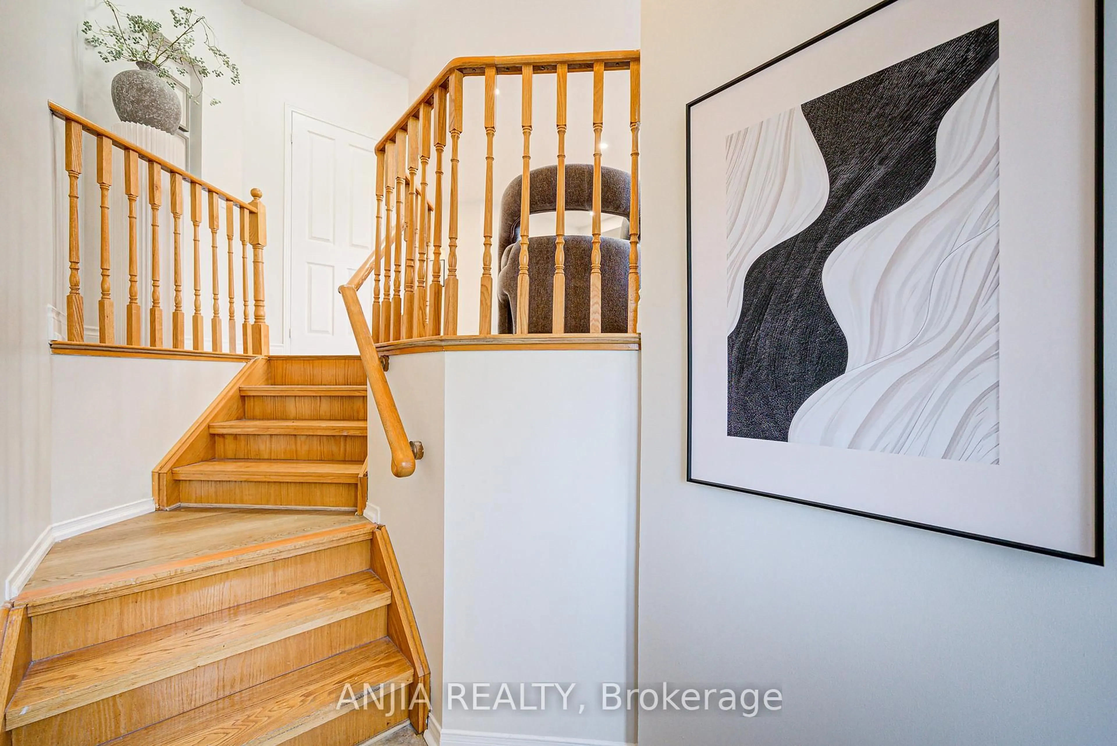 Indoor entryway for 14 Fairlawn Ave, Markham Ontario L6C 2E7