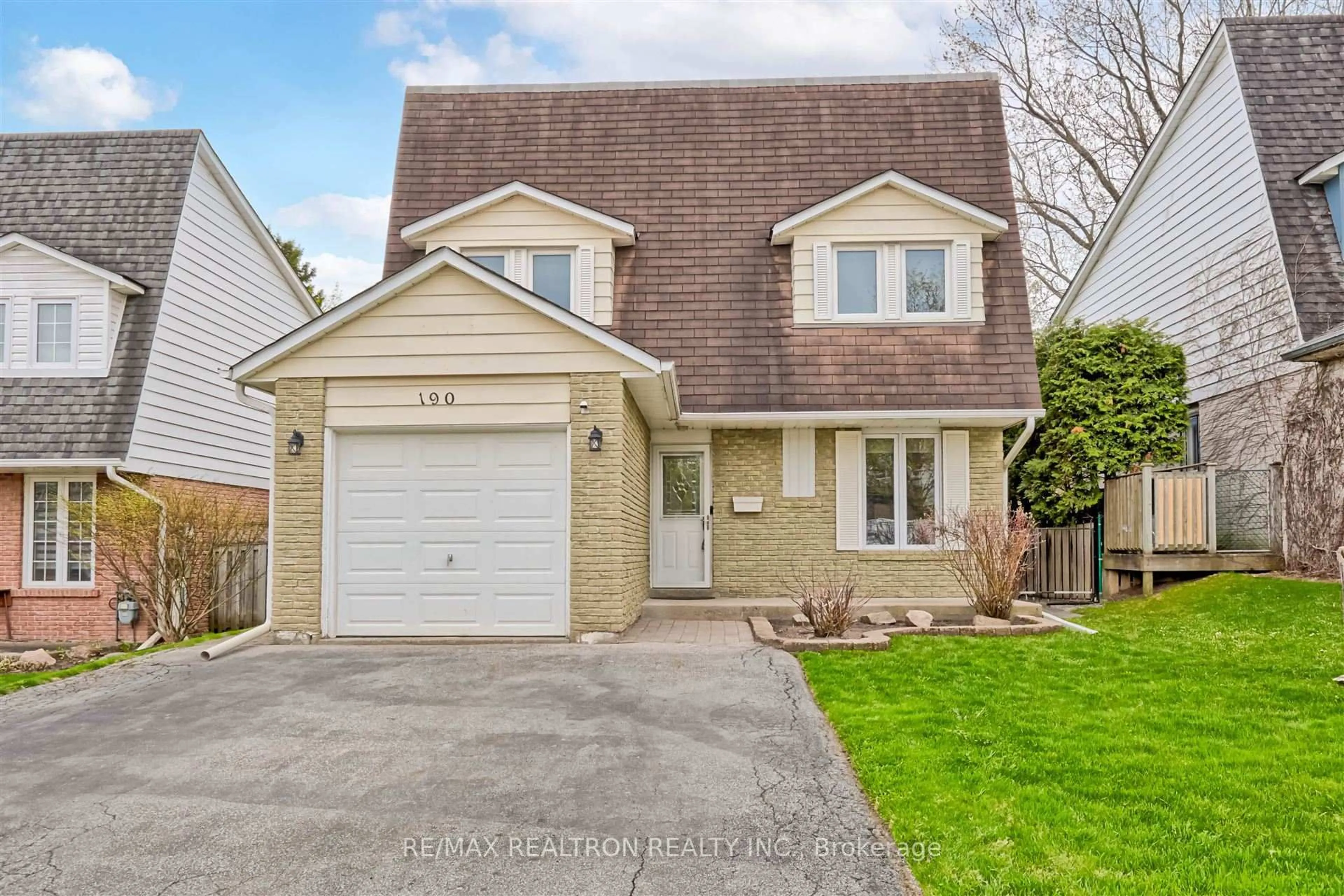 Home with vinyl exterior material, street for 190 Lloyd Ave, Newmarket Ontario L3Y 5M3