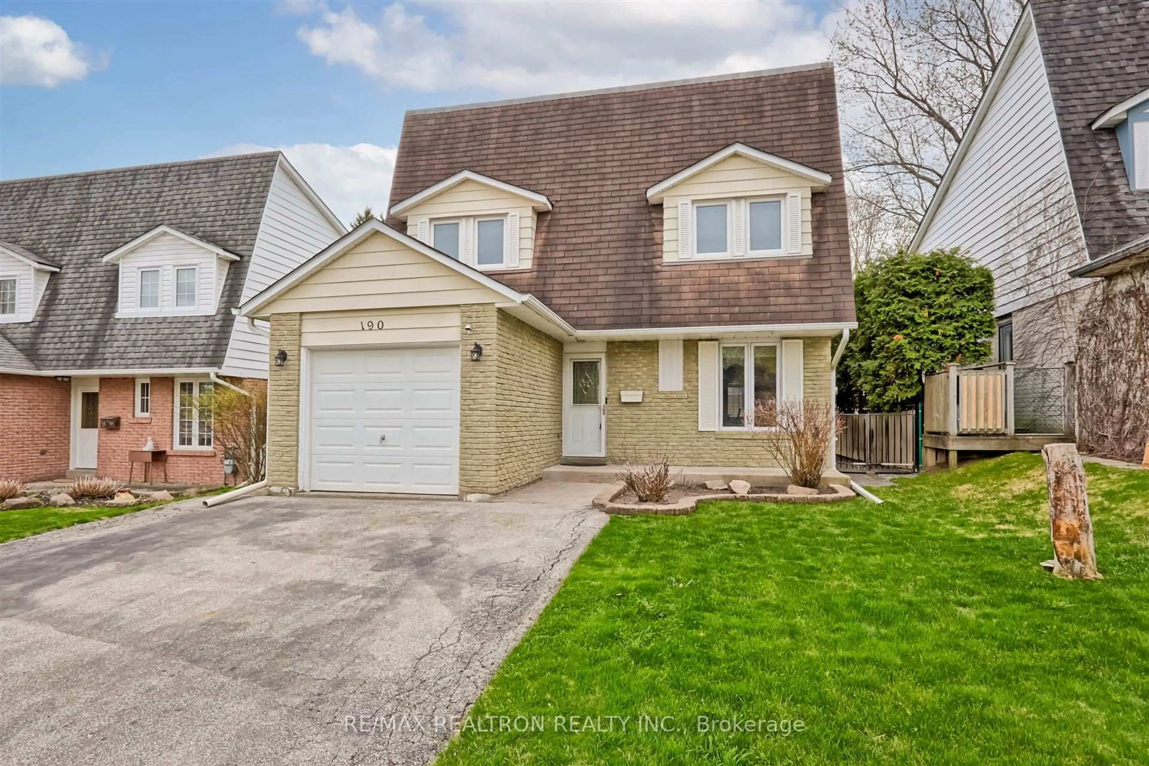 Home with vinyl exterior material, street for 190 Lloyd Ave, Newmarket Ontario L3Y 5M3