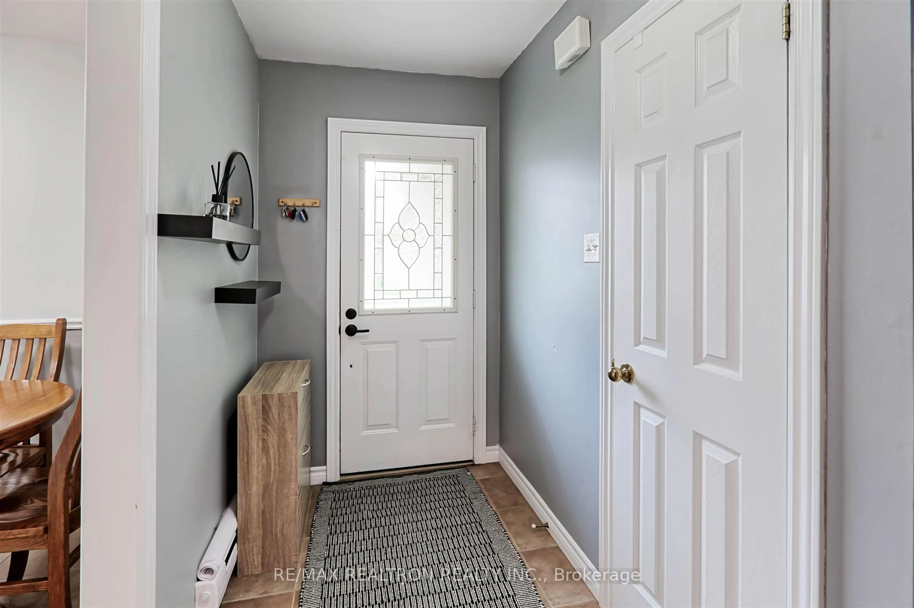 Indoor entryway for 190 Lloyd Ave, Newmarket Ontario L3Y 5M3