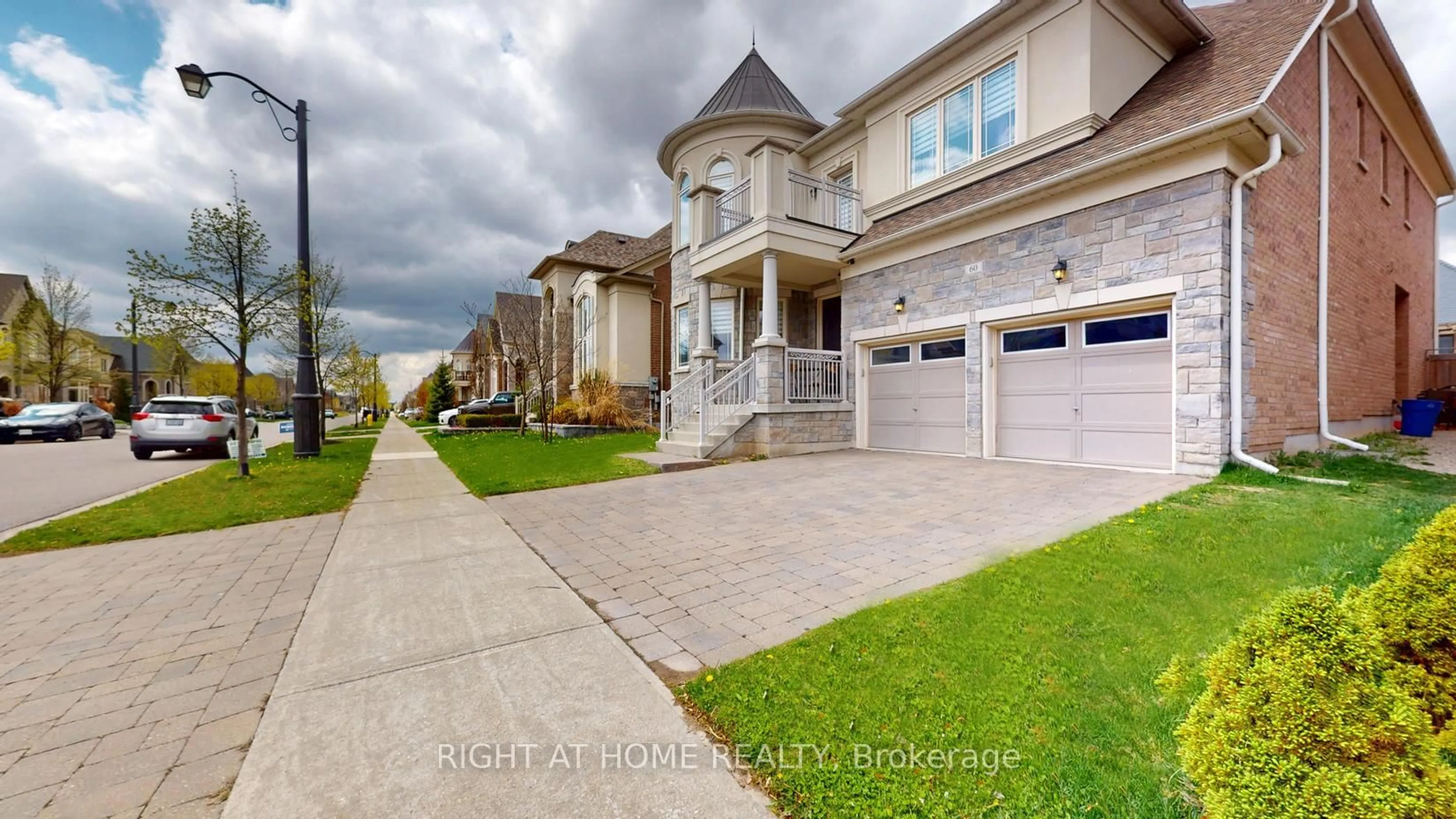 A pic from outside/outdoor area/front of a property/back of a property/a pic from drone, street for 60 Chesney Cres, Vaughan Ontario L4H 4A5