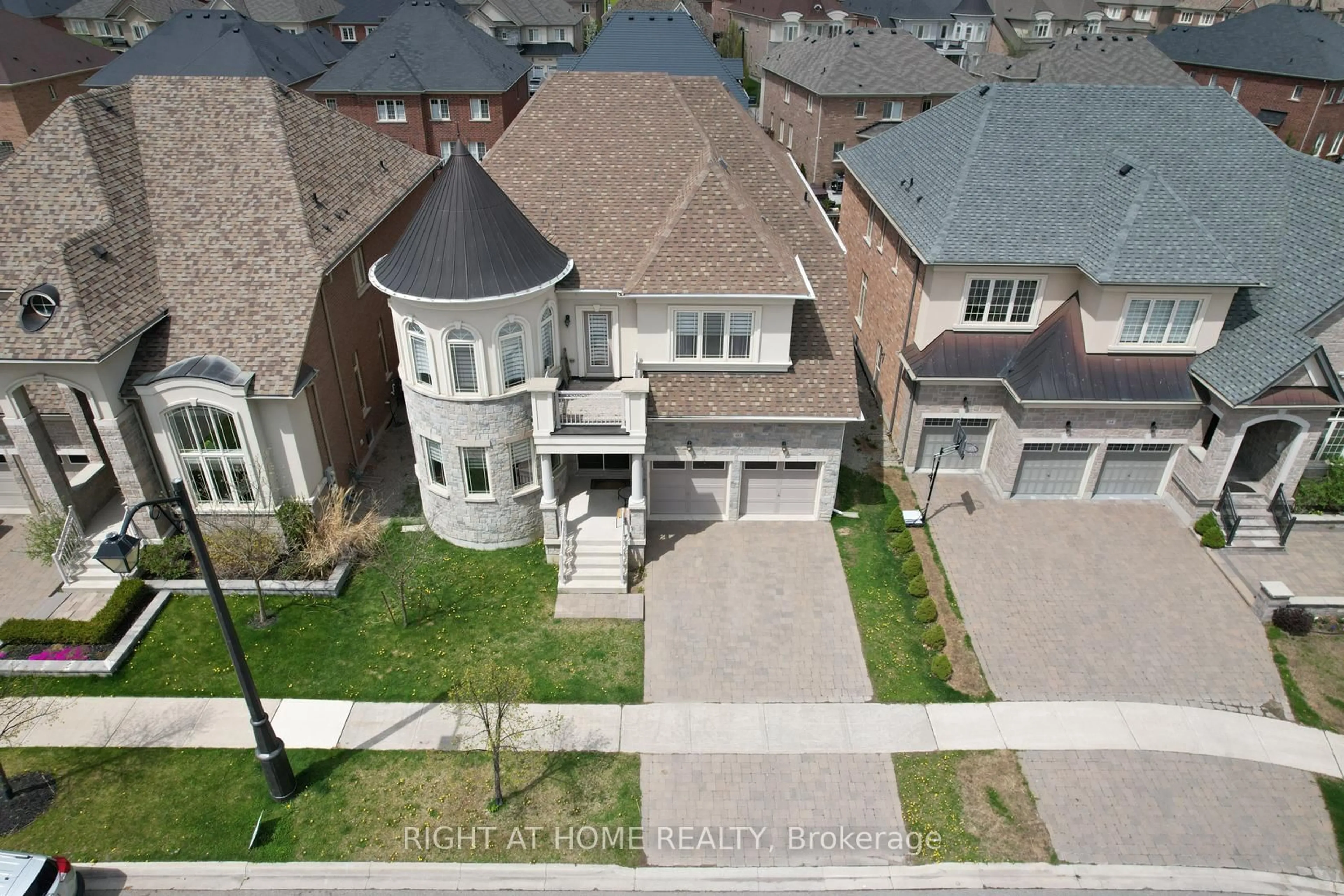 A pic from outside/outdoor area/front of a property/back of a property/a pic from drone, street for 60 Chesney Cres, Vaughan Ontario L4H 4A5