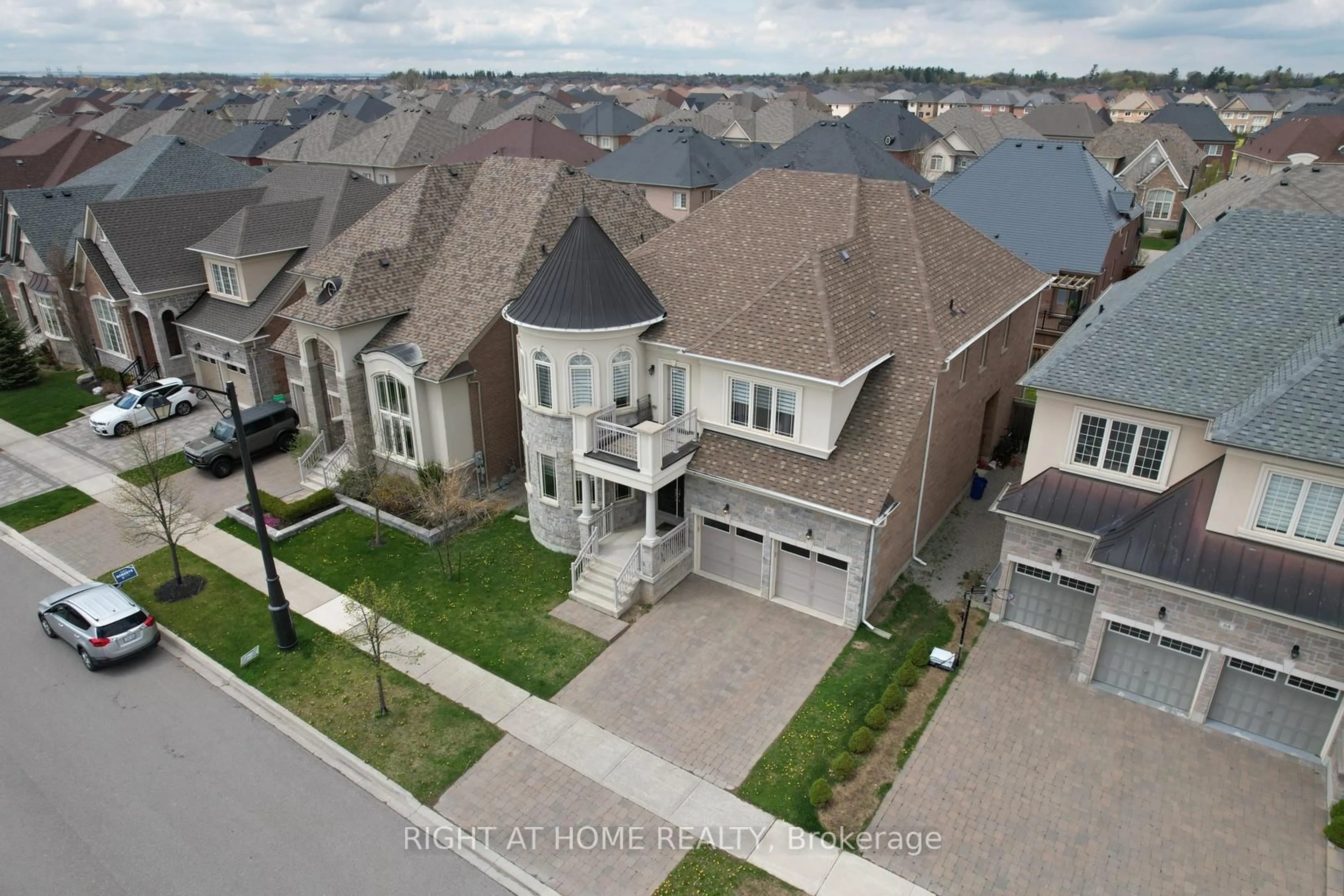 A pic from outside/outdoor area/front of a property/back of a property/a pic from drone, street for 60 Chesney Cres, Vaughan Ontario L4H 4A5