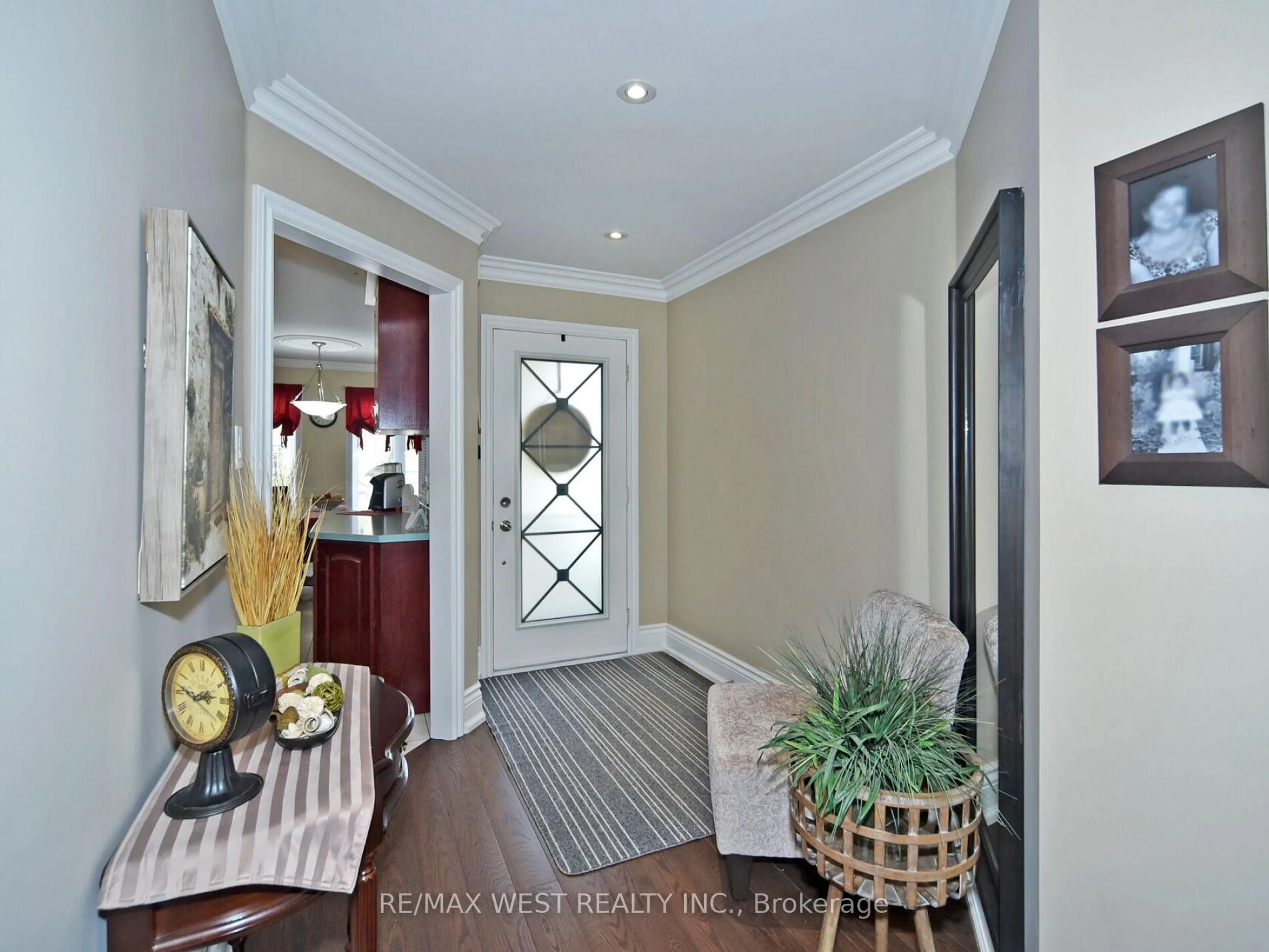 Indoor entryway for 104 Pinedale Gate #67, Vaughan Ontario L4L 8X3