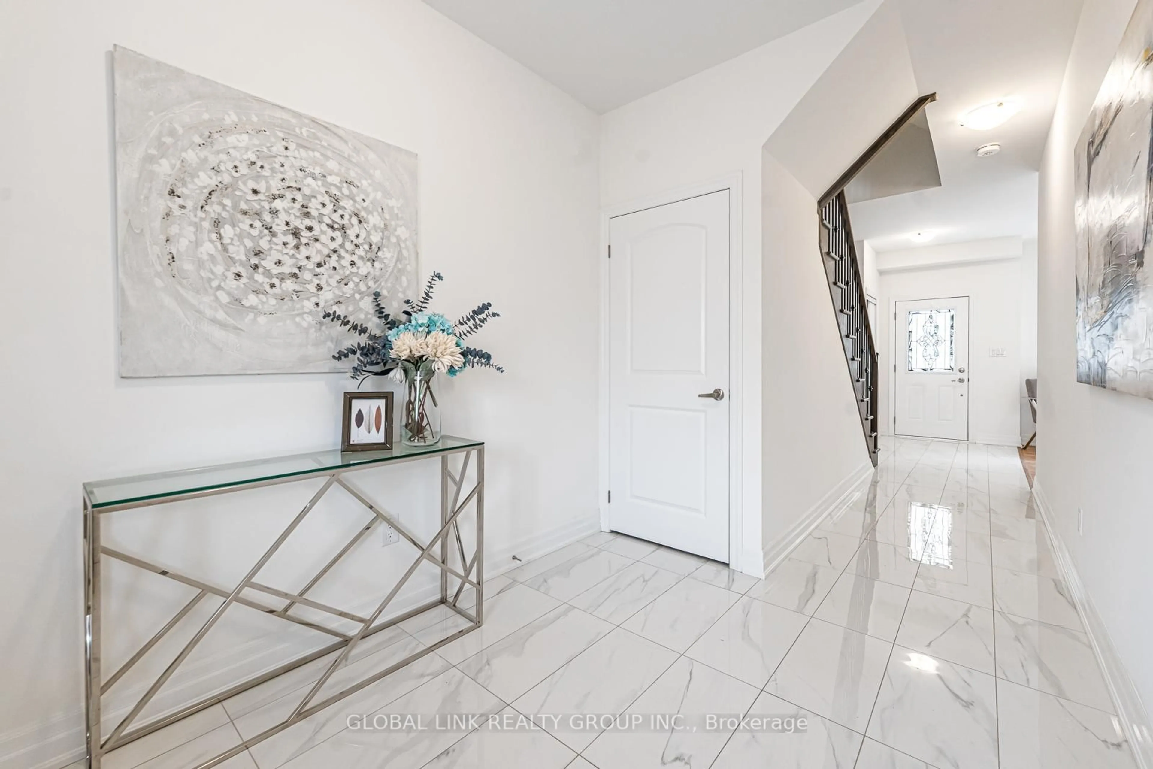 Indoor entryway for 5 Imperial College Lane, Markham Ontario L6E 0V6