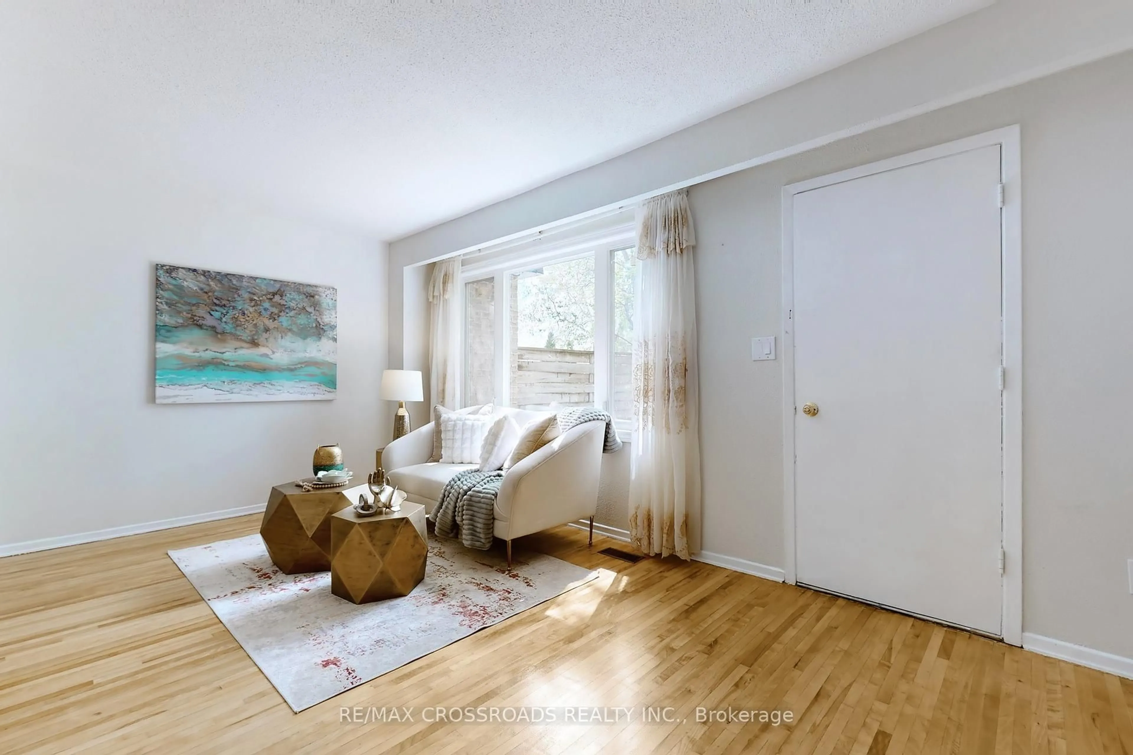 Living room with furniture, wood/laminate floor for 27 The Carriage Way #27, Markham Ontario L3T 4X1