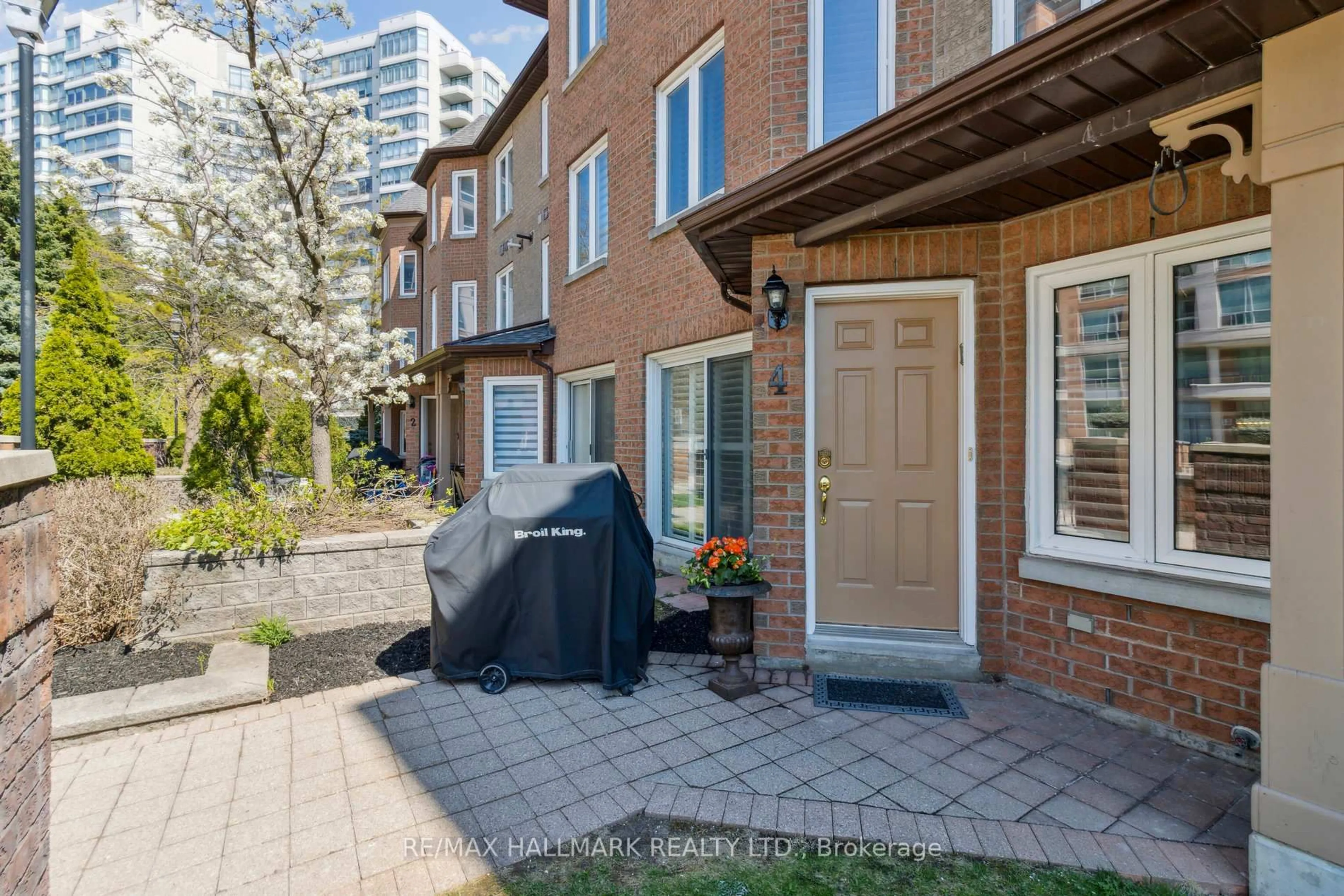 Patio, street for 735 New Westminster Dr #4, Vaughan Ontario L4J 7Y9