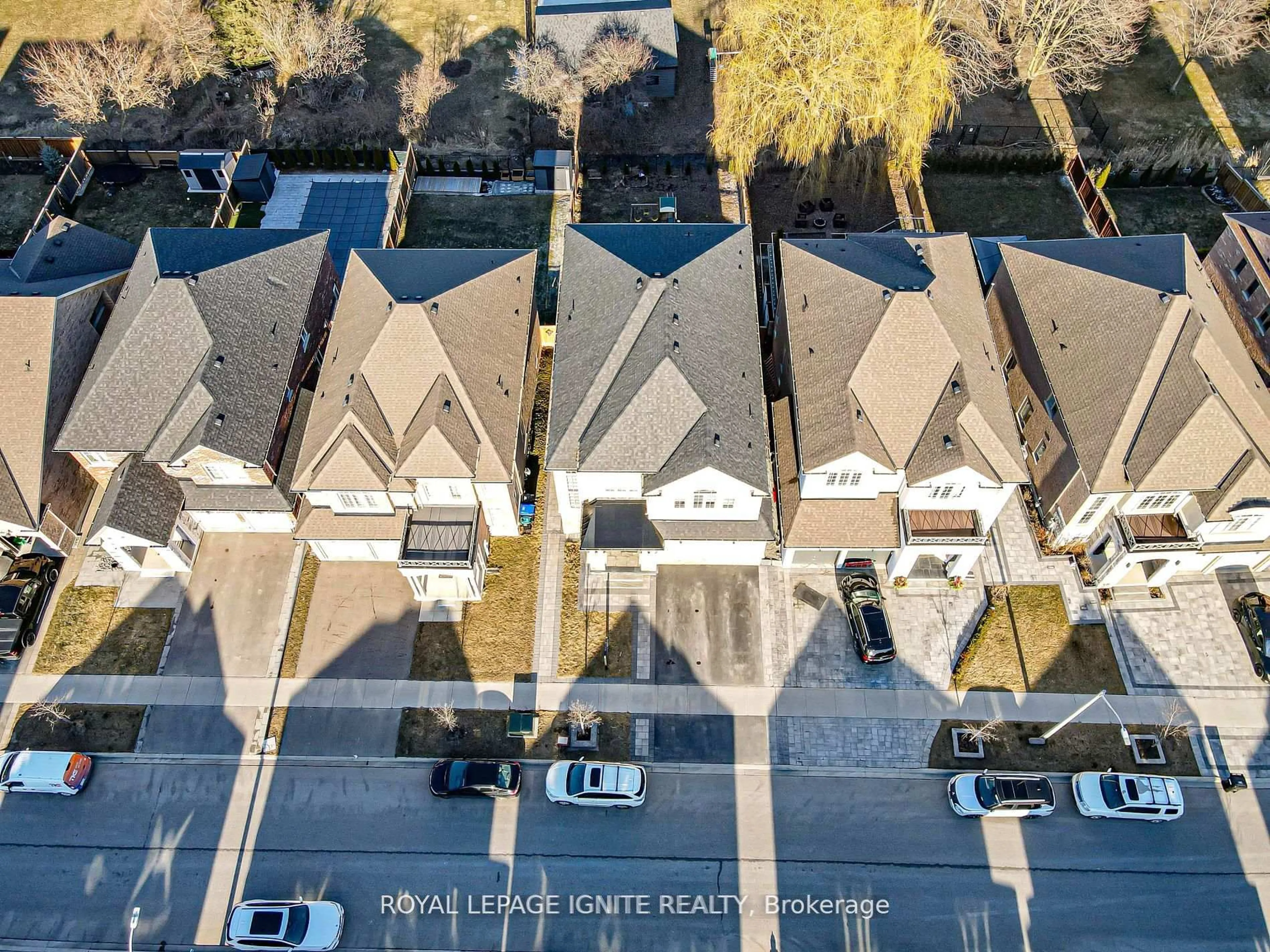 A pic from outside/outdoor area/front of a property/back of a property/a pic from drone, city buildings view from balcony for 61 Gibson Circ, Bradford West Gwillimbury Ontario L3Z 0X1