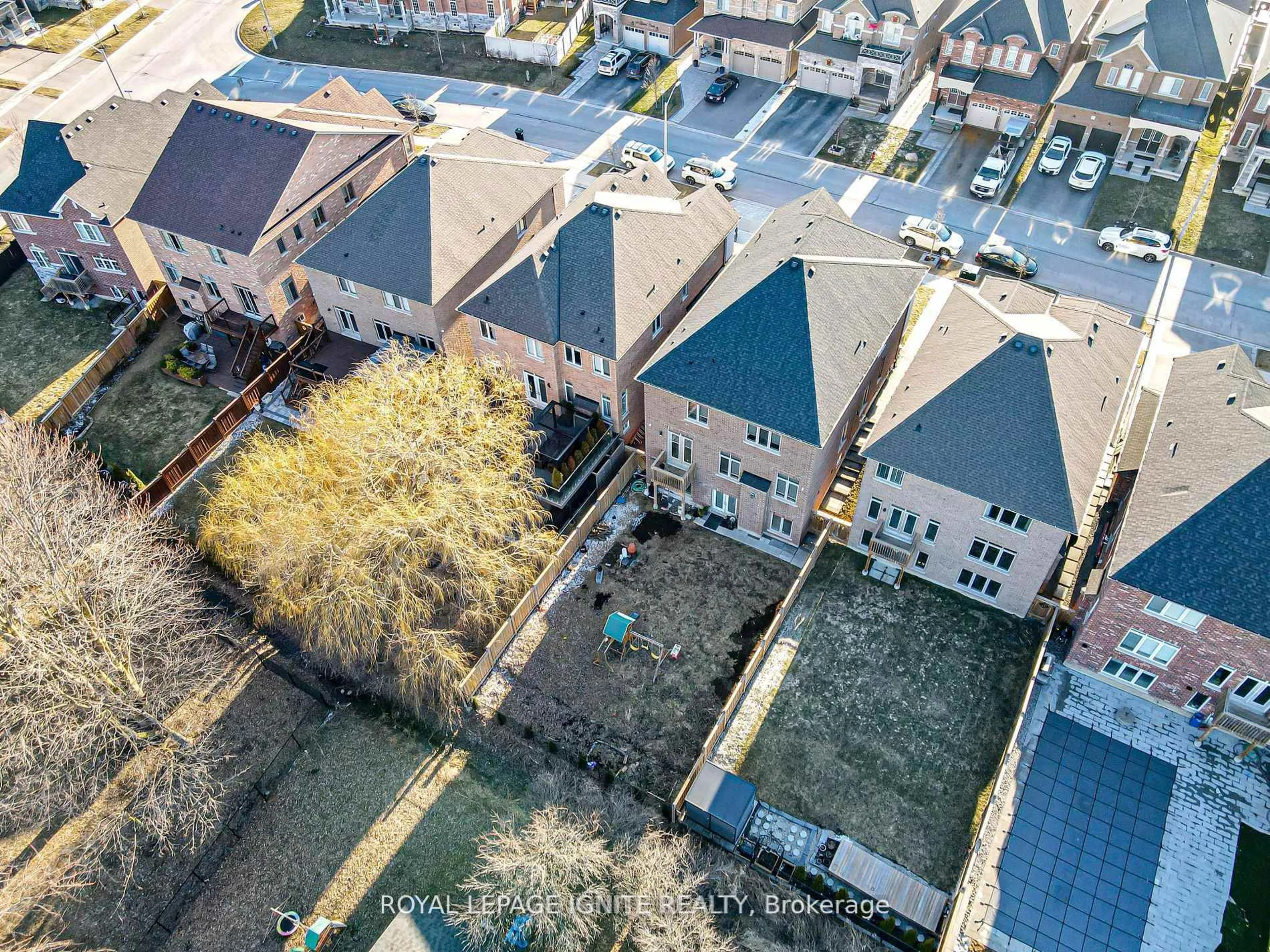 A pic from outside/outdoor area/front of a property/back of a property/a pic from drone, street for 61 Gibson Circ, Bradford West Gwillimbury Ontario L3Z 0X1