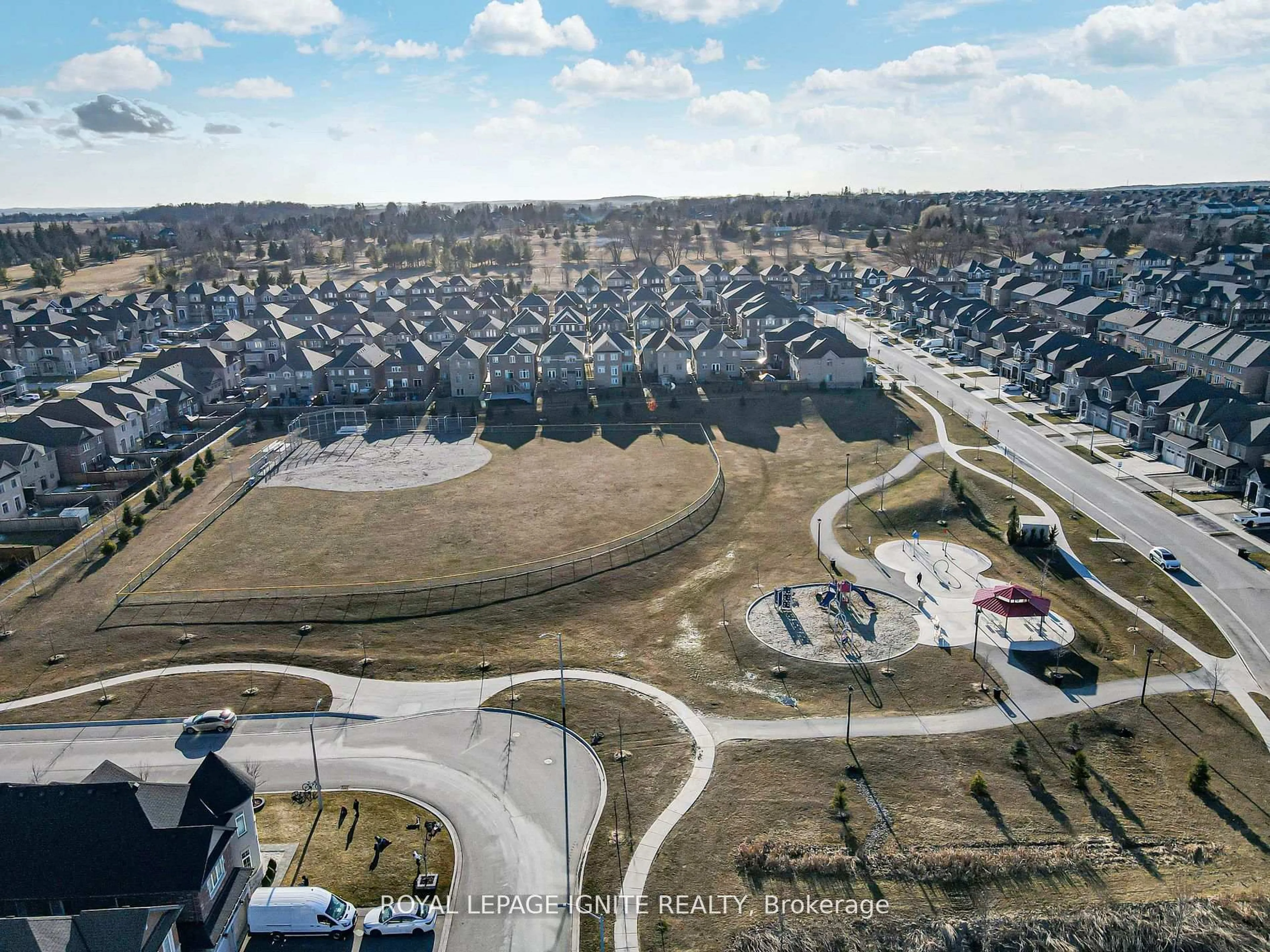 A pic from outside/outdoor area/front of a property/back of a property/a pic from drone, street for 61 Gibson Circ, Bradford West Gwillimbury Ontario L3Z 0X1