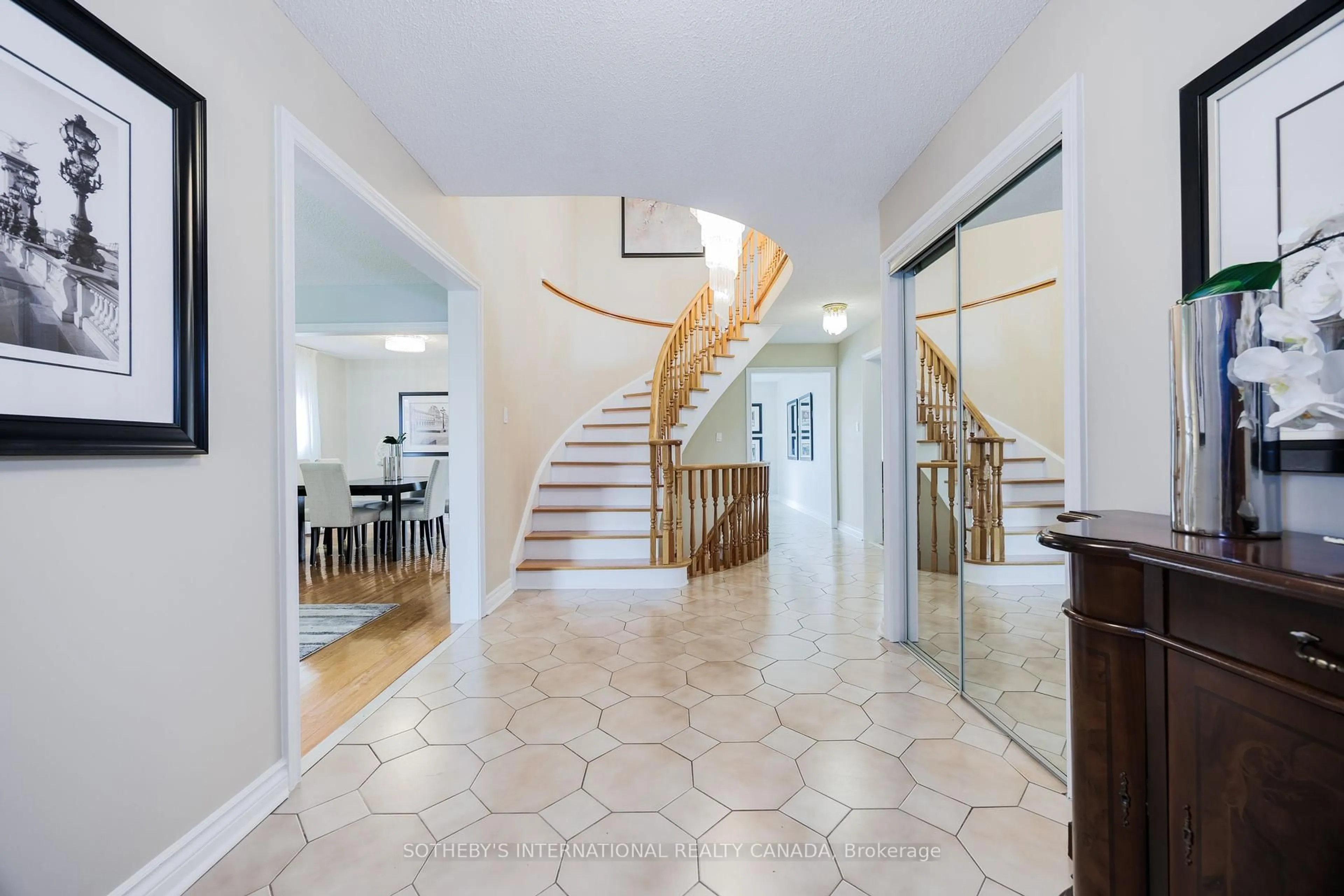 Indoor foyer for 15 Keeleview Crt, Vaughan Ontario L4K 2A7