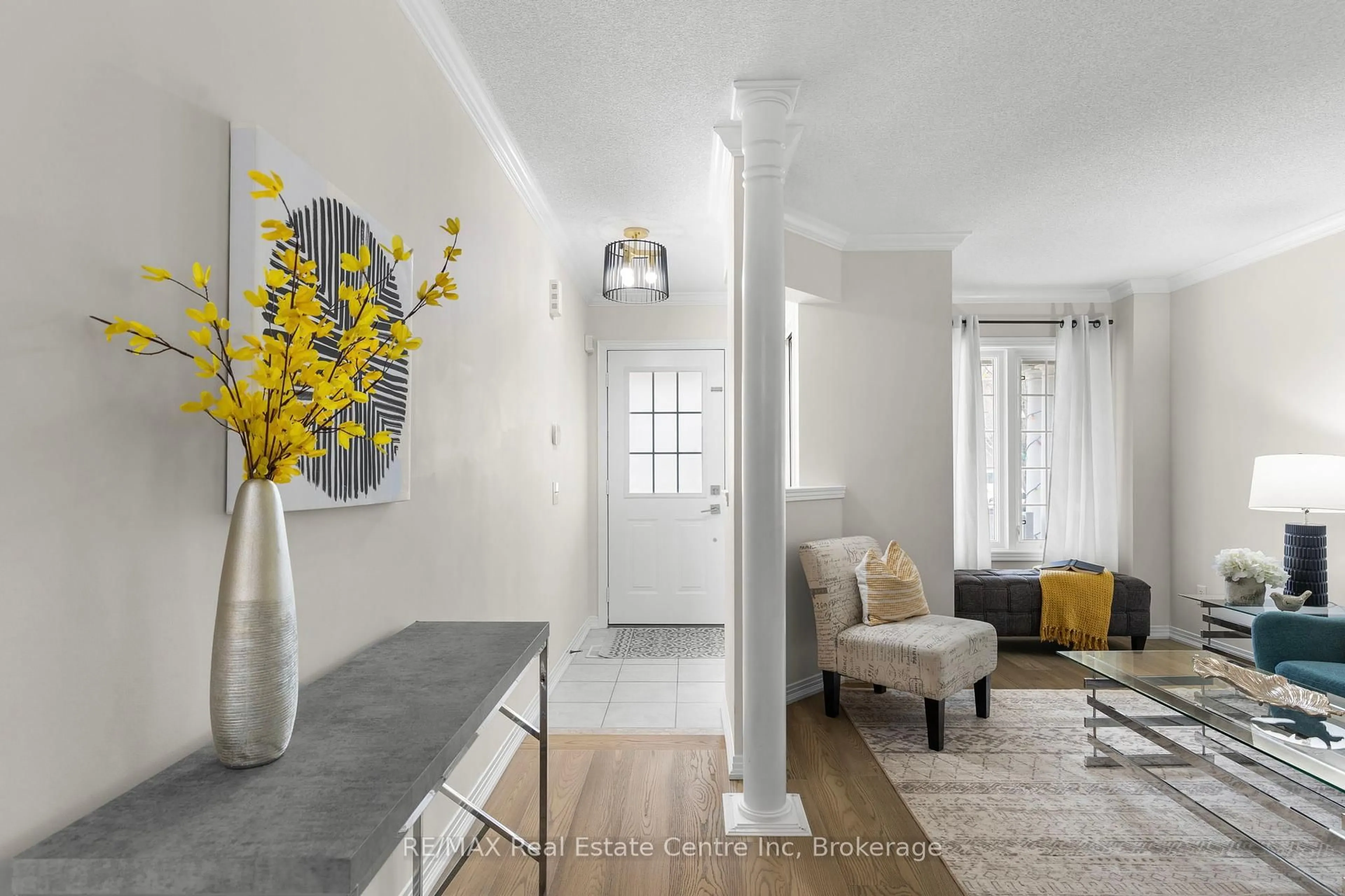 Indoor entryway for 102 Gail Parks Cres, Newmarket Ontario L3X 3C1