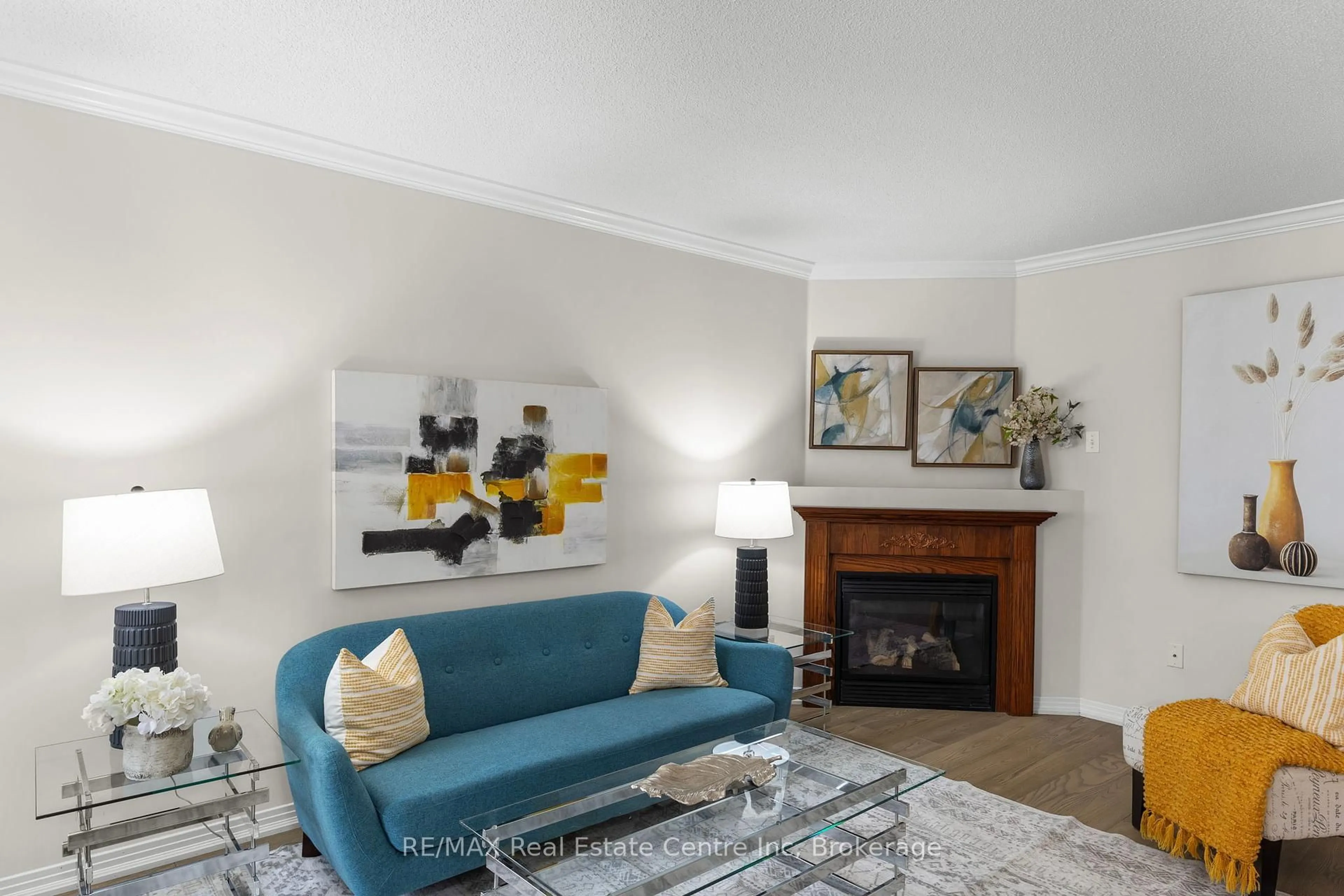 Living room with furniture, unknown for 102 Gail Parks Cres, Newmarket Ontario L3X 3C1