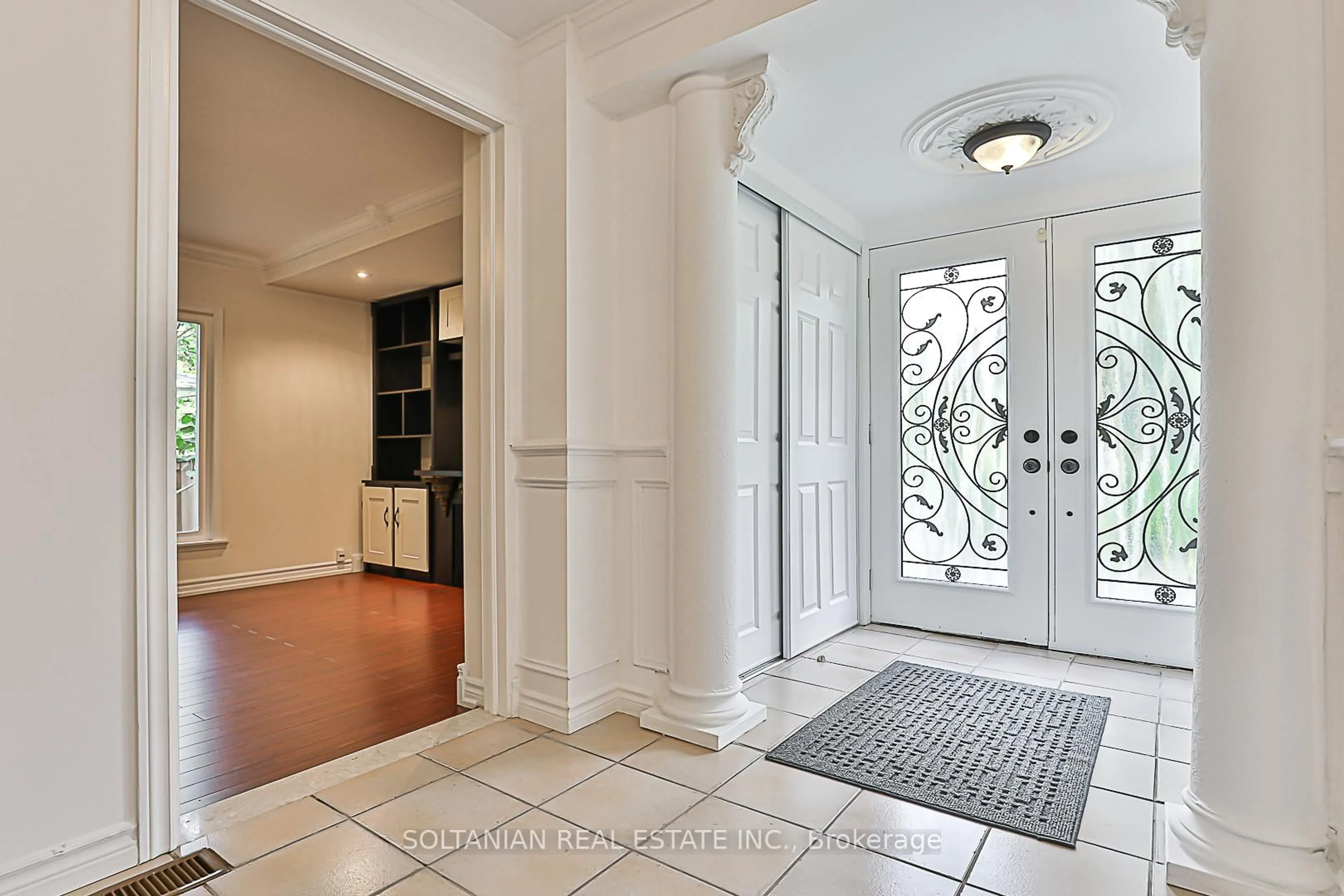 Indoor entryway for 44 Royal Orchard Blvd, Markham Ontario L3T 3C5