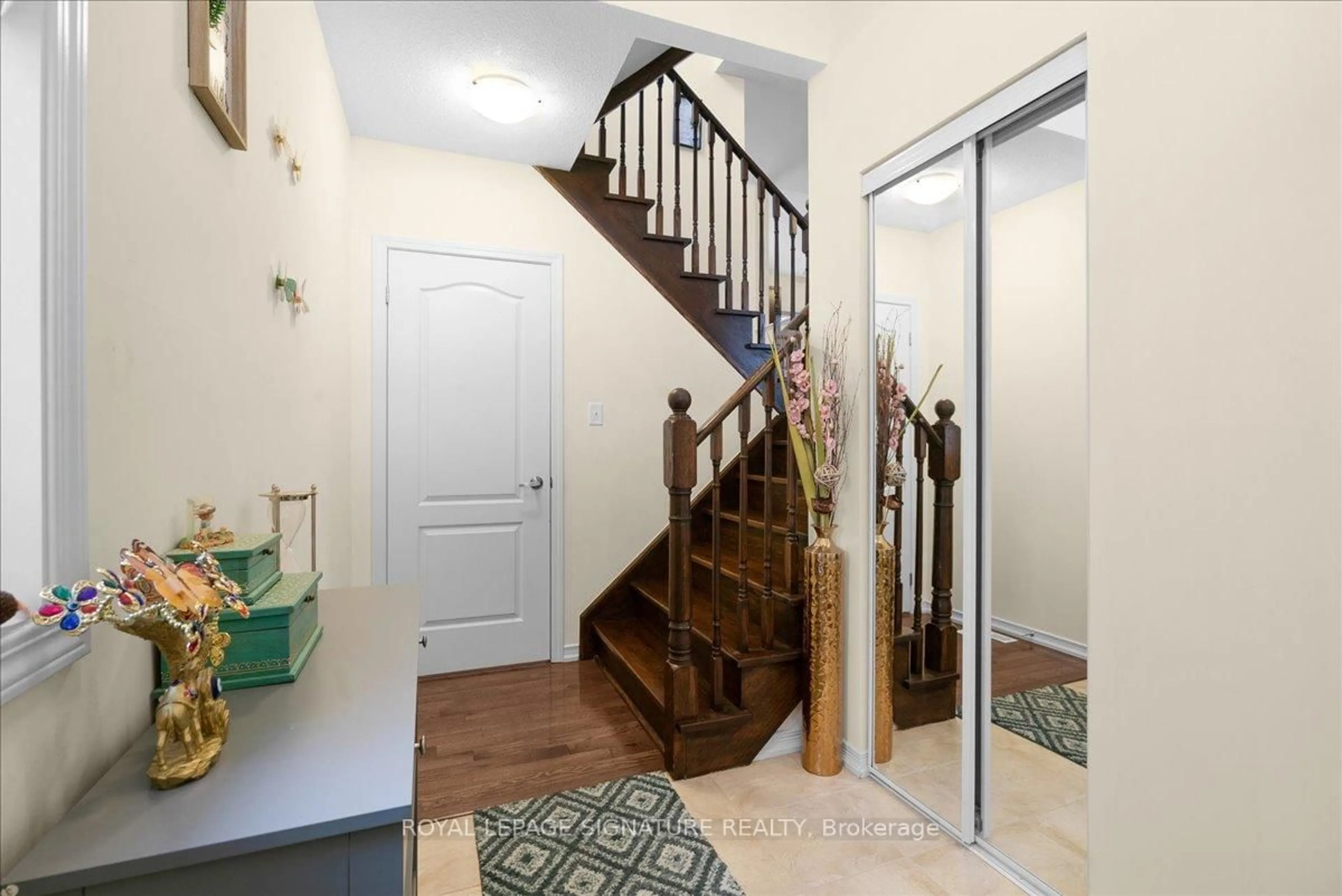 Indoor entryway for 2190 Webster Blvd, Innisfil Ontario L9S 0E3