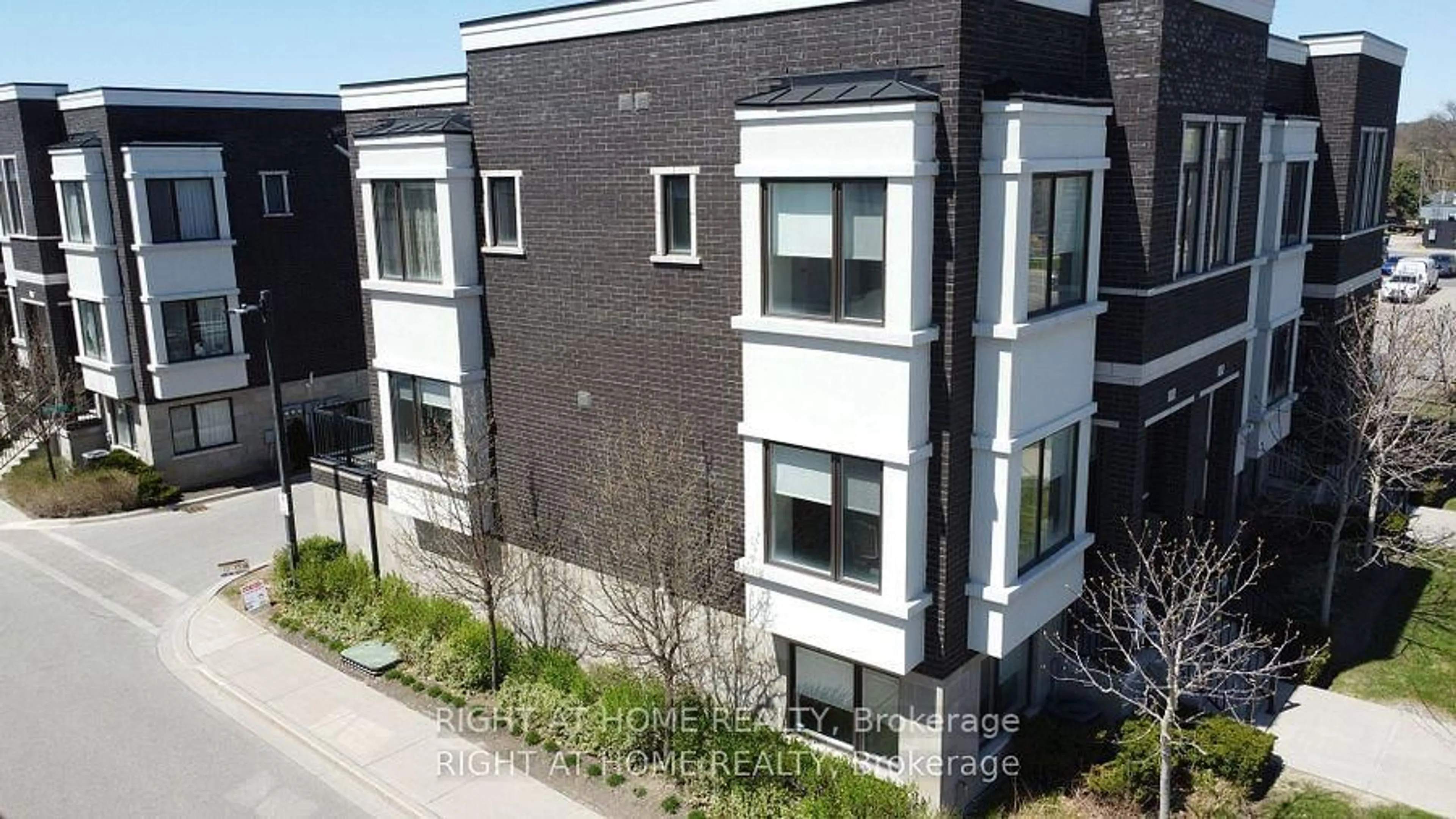 A pic from outside/outdoor area/front of a property/back of a property/a pic from drone, building for 10568 Bayview Ave, Richmond Hill Ontario L4C 0M8