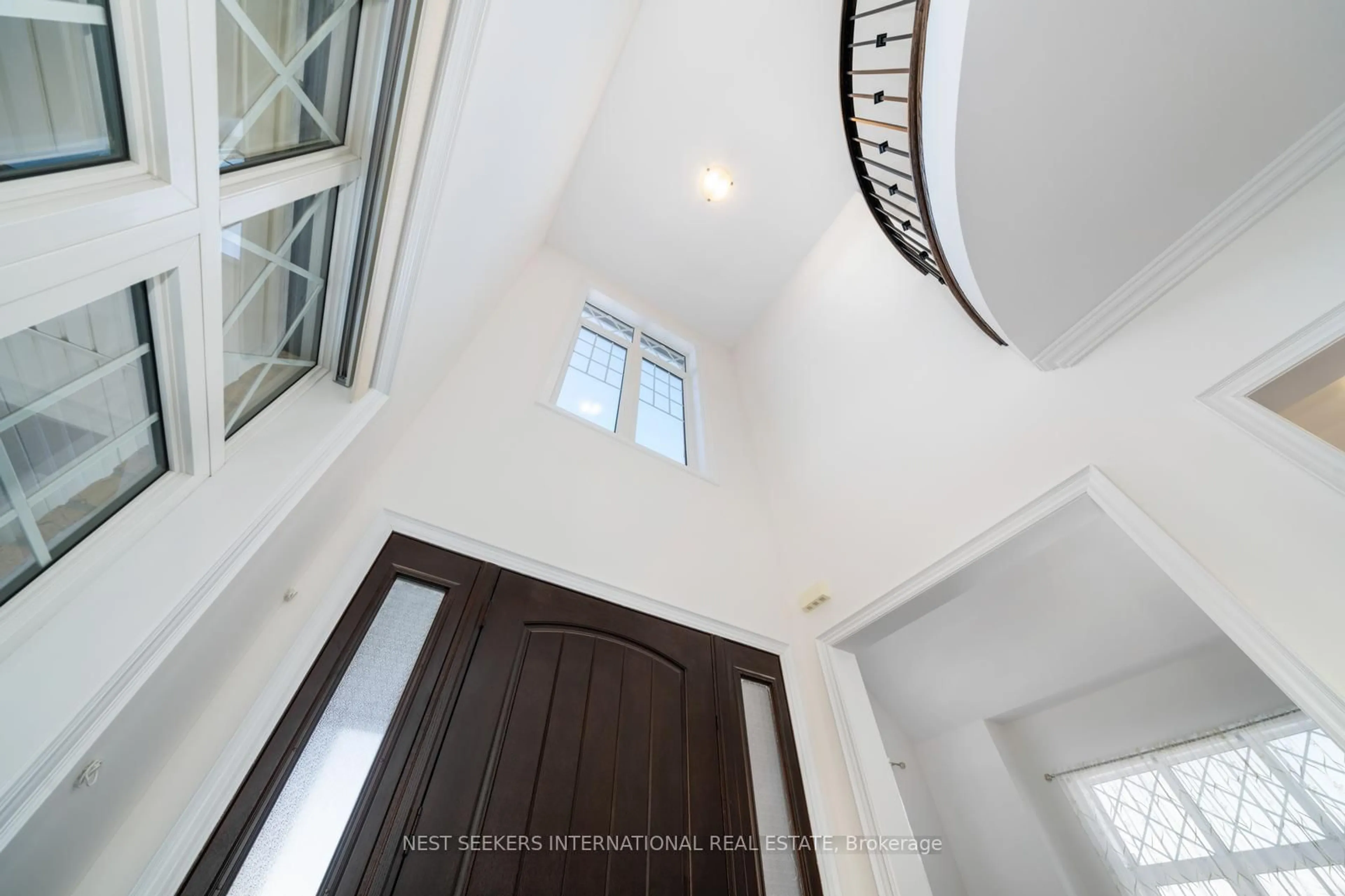 Indoor foyer for 3 Larkin Ave, King Ontario L7B 0N8
