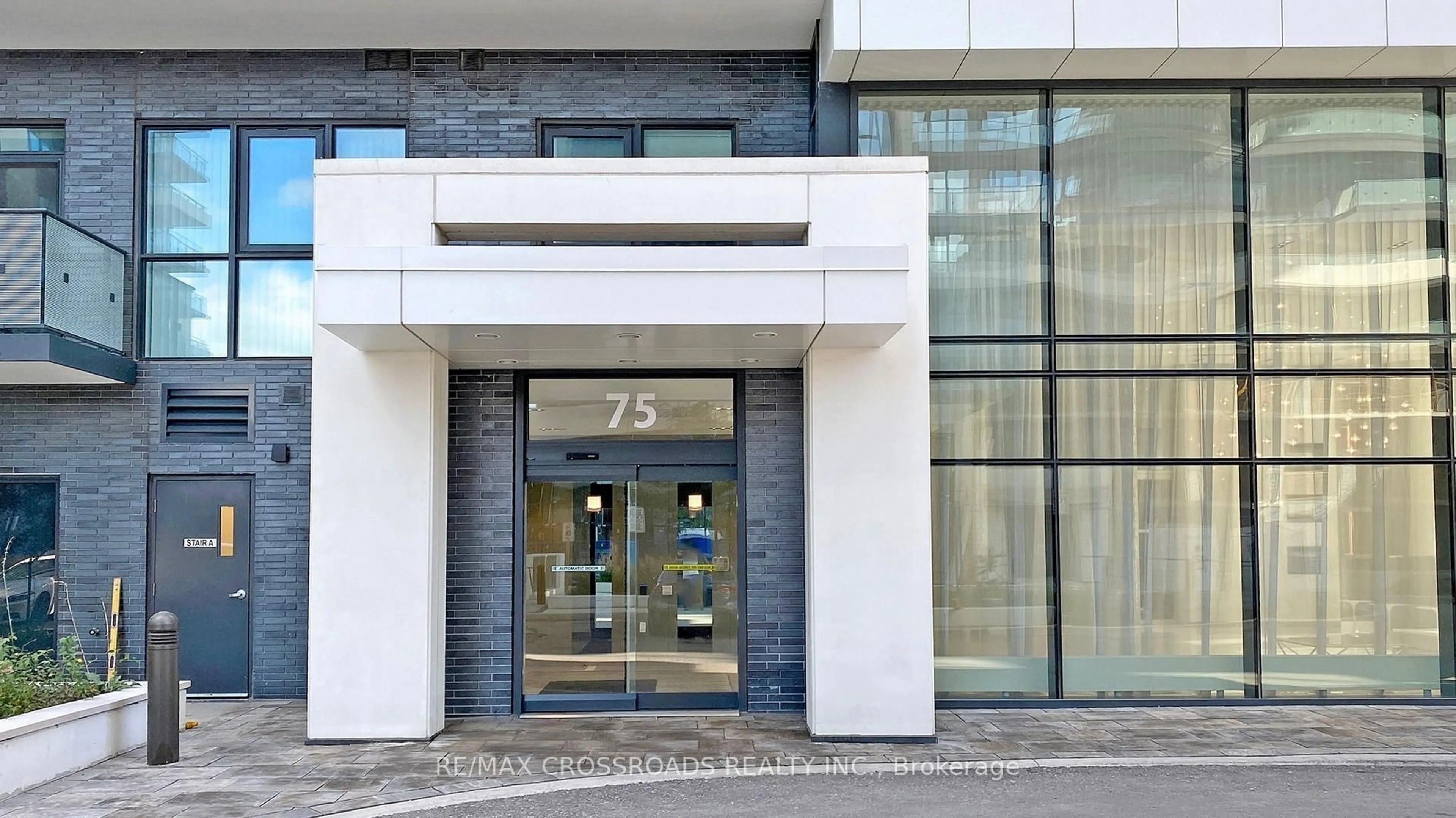 Indoor foyer for 75 Oneida Cres #602, Richmond Hill Ontario L4B 0A6