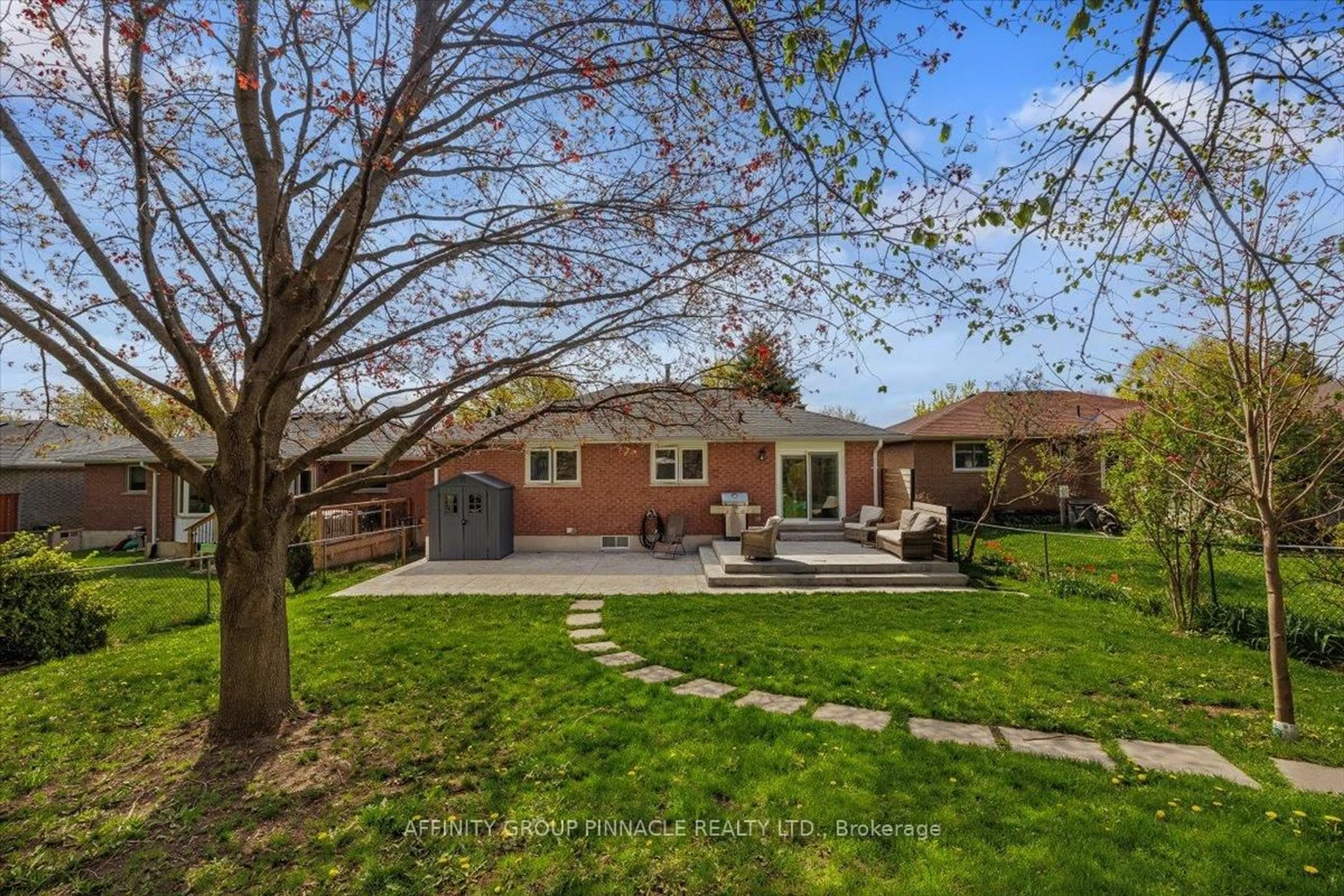 A pic from outside/outdoor area/front of a property/back of a property/a pic from drone, street for 21 Imperial Cres, Bradford West Gwillimbury Ontario L3Z 2P2