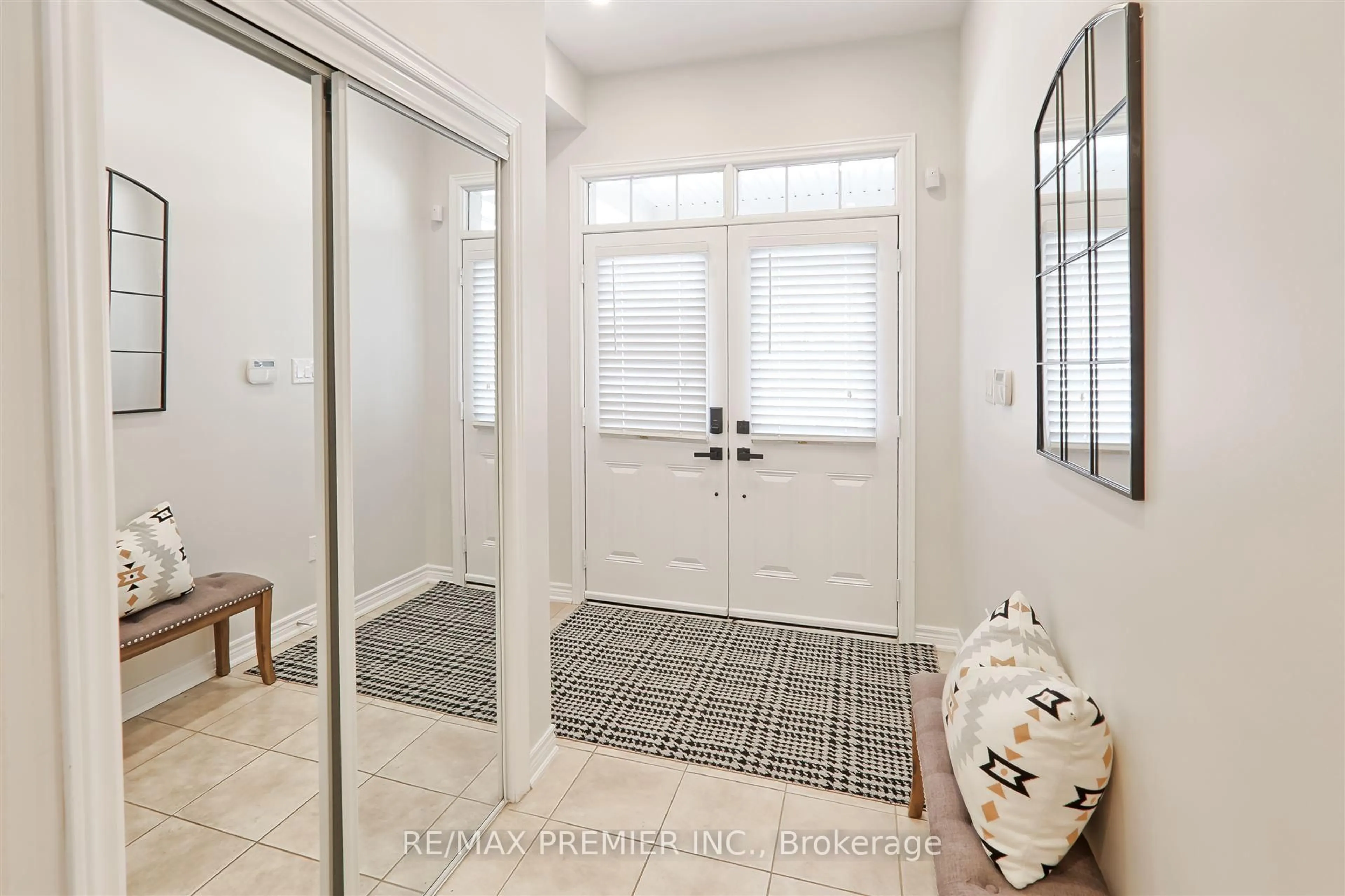 Indoor entryway for 40 Lady Loretta Lane, Vaughan Ontario L6A 4E9