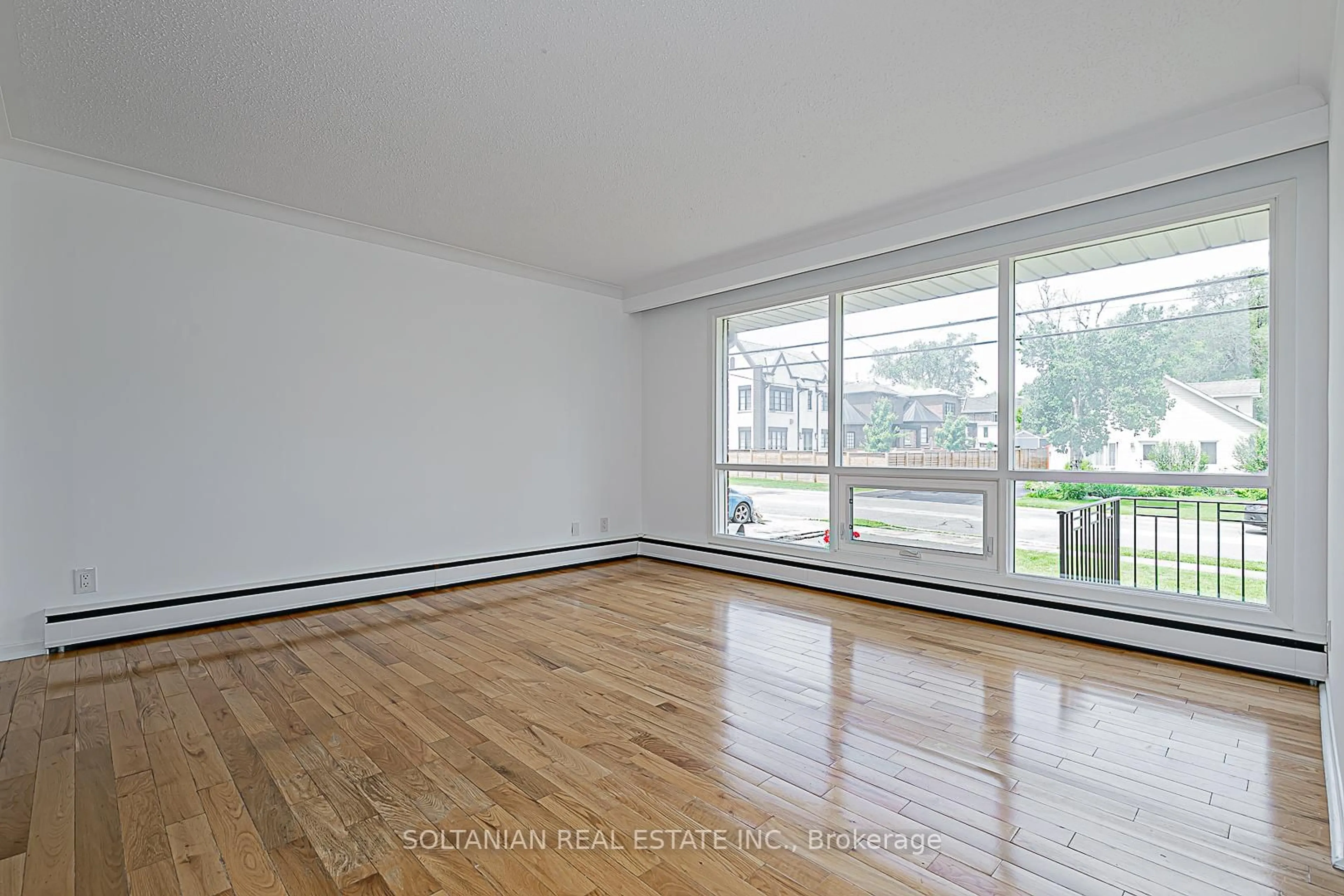 A pic of a room for 130 Palmer Ave, Richmond Hill Ontario L4C 1N8