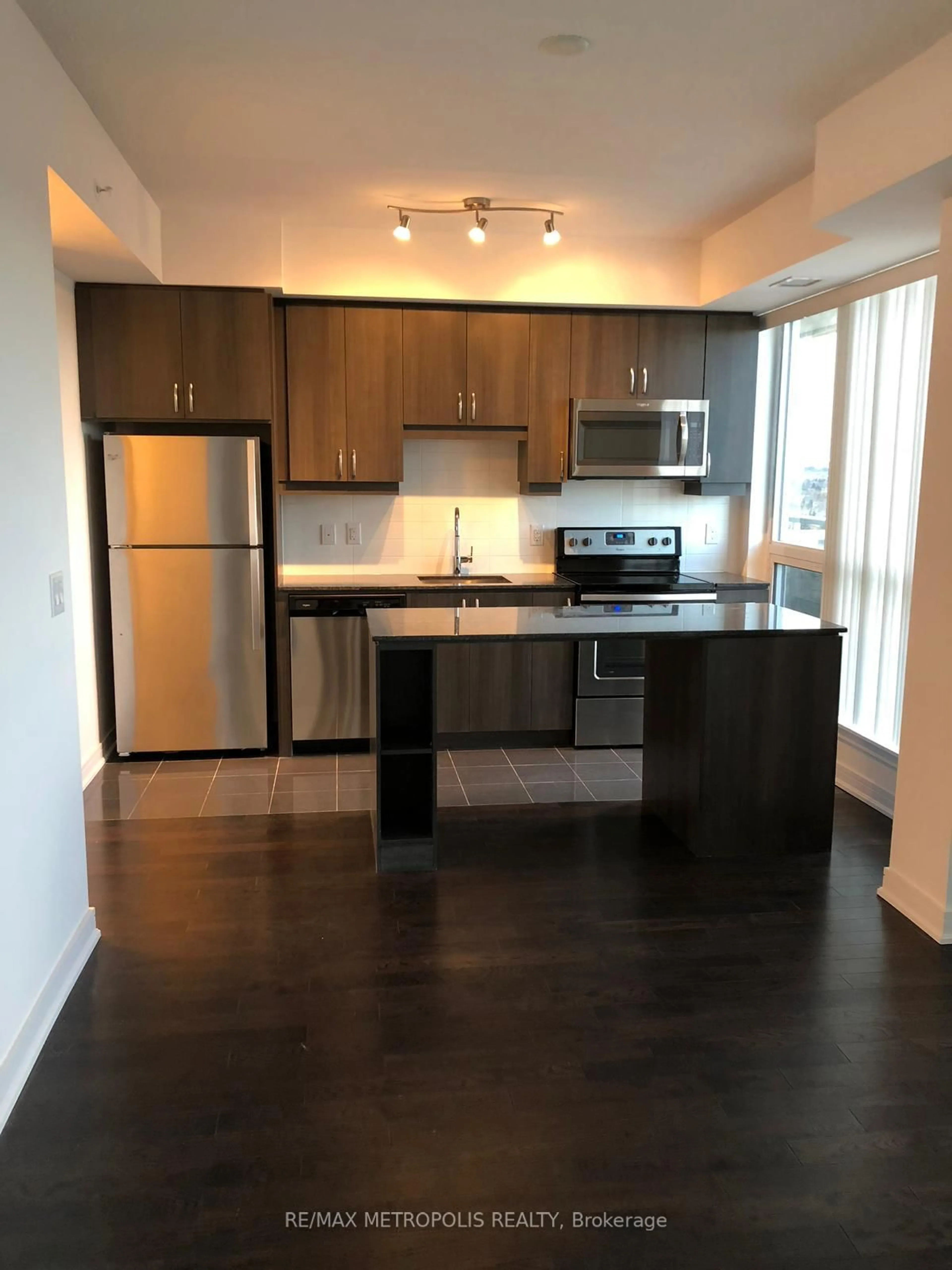 Standard kitchen, wood/laminate floor for 9025 Yonge St #NE1112, Richmond Hill Ontario L4C 1V5