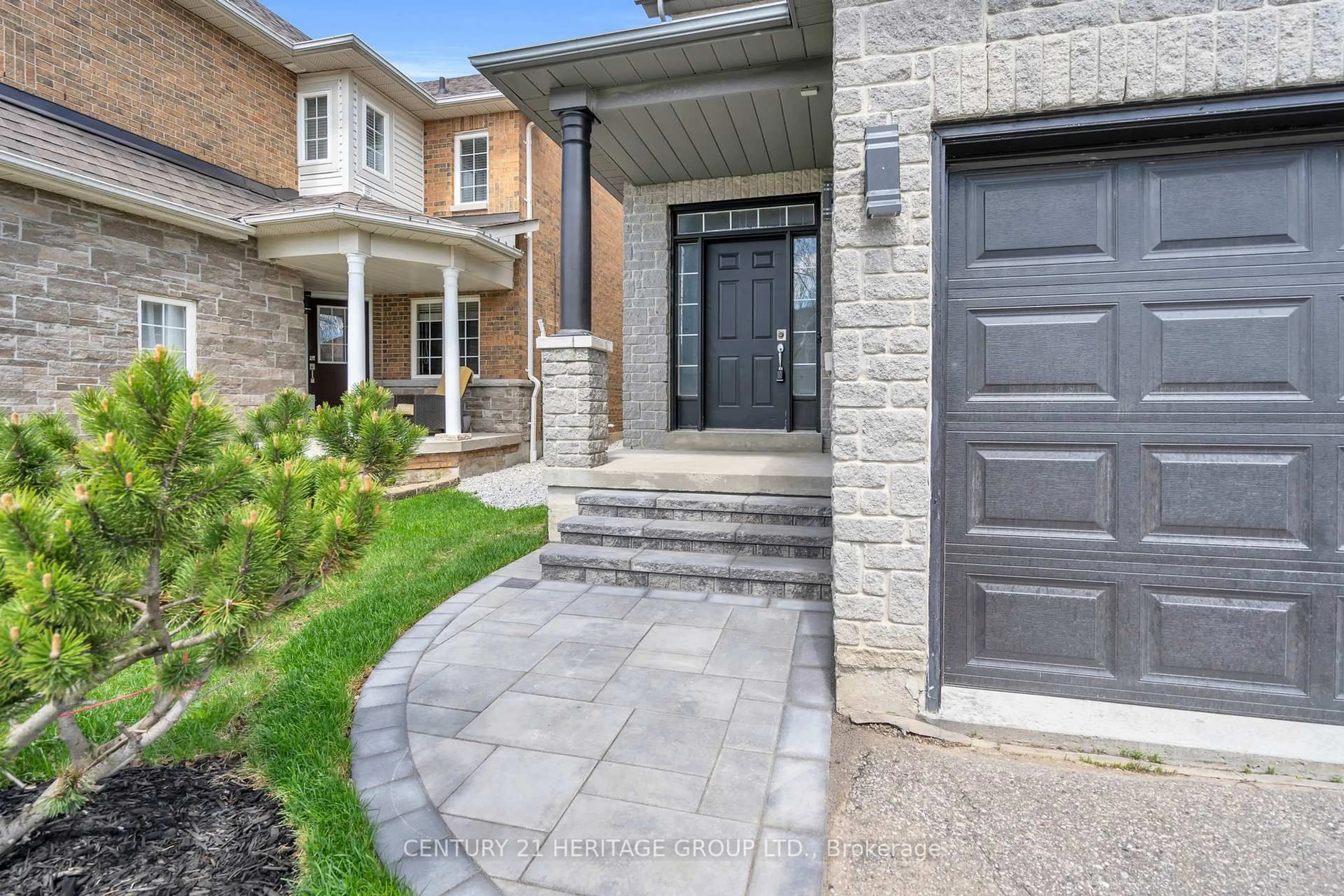 Home with brick exterior material, street for 592 Heddle Cres, Newmarket Ontario L3X 2J5