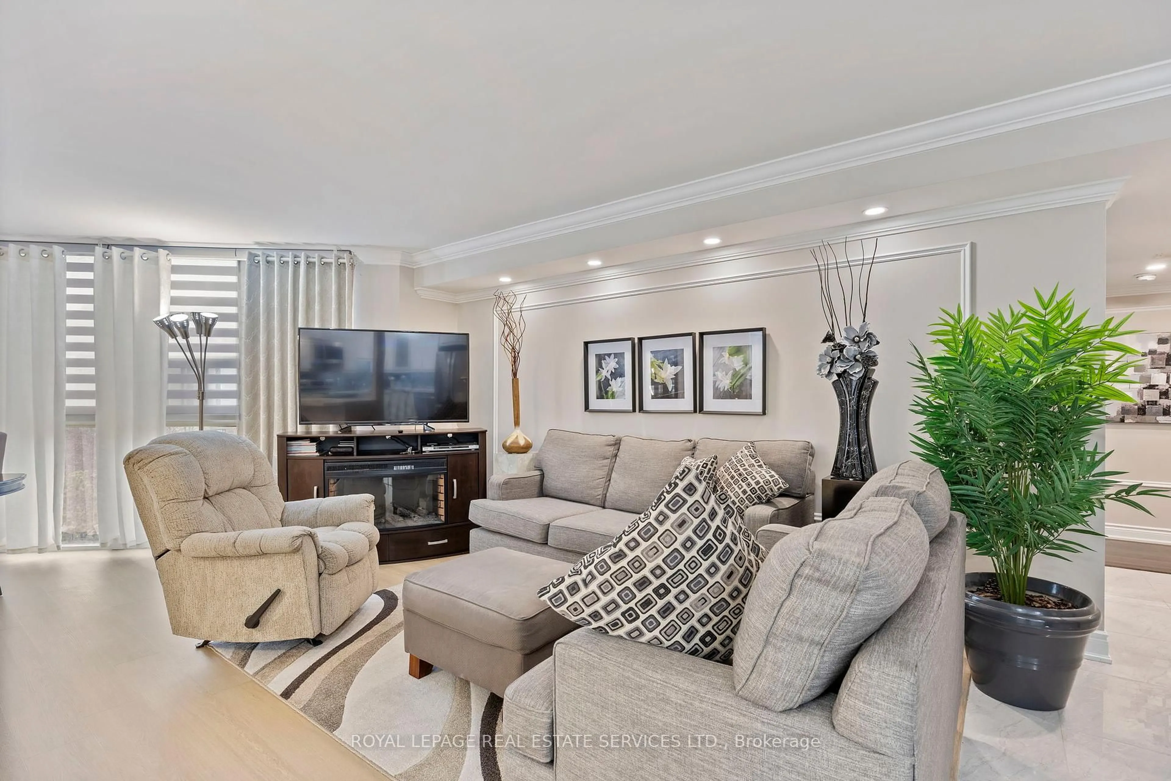 Living room with furniture, unknown for 20 Baif Blvd #709, Richmond Hill Ontario L4C 8T1
