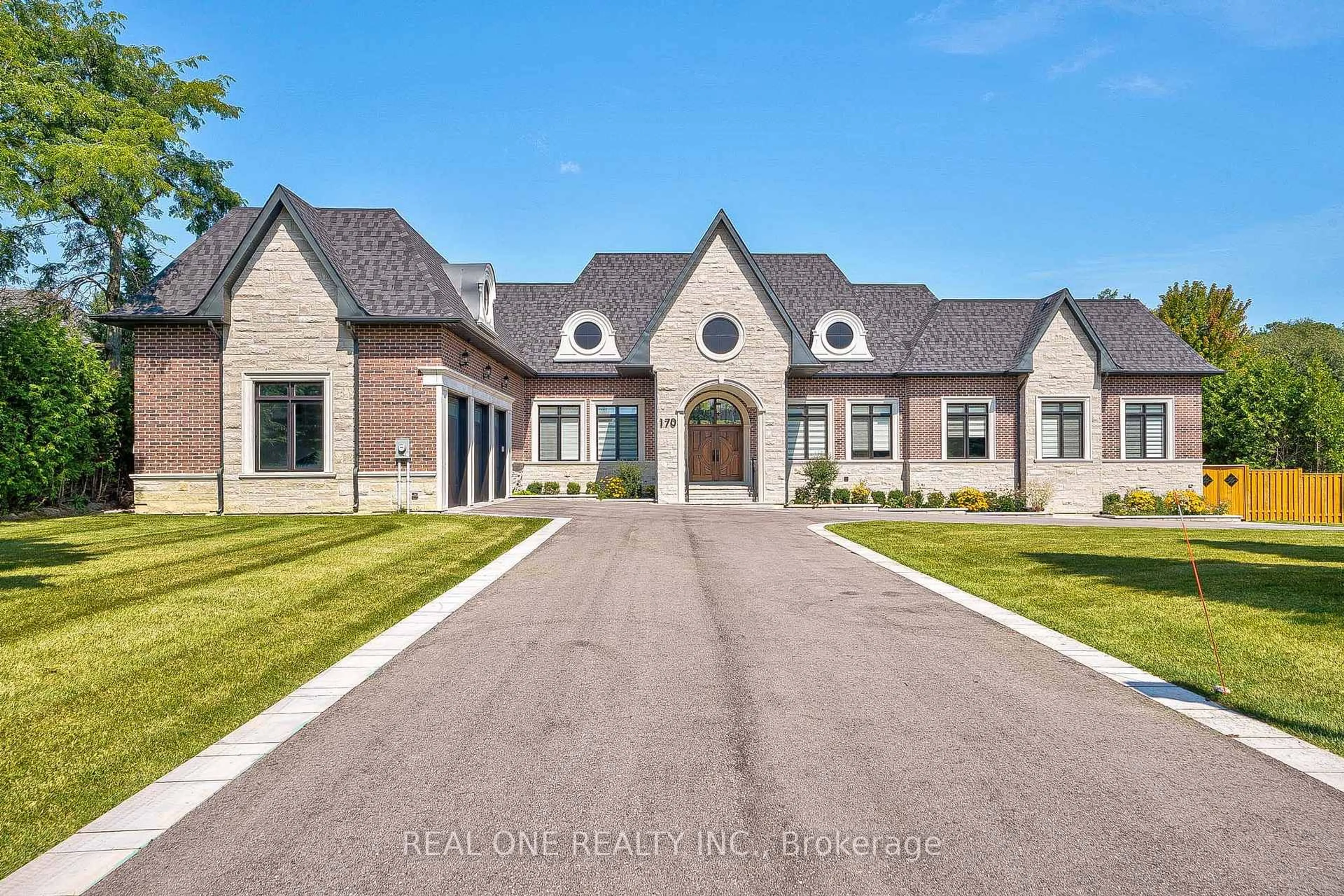 Home with brick exterior material, street for 170 Ward Ave, East Gwillimbury Ontario L0G 1V0