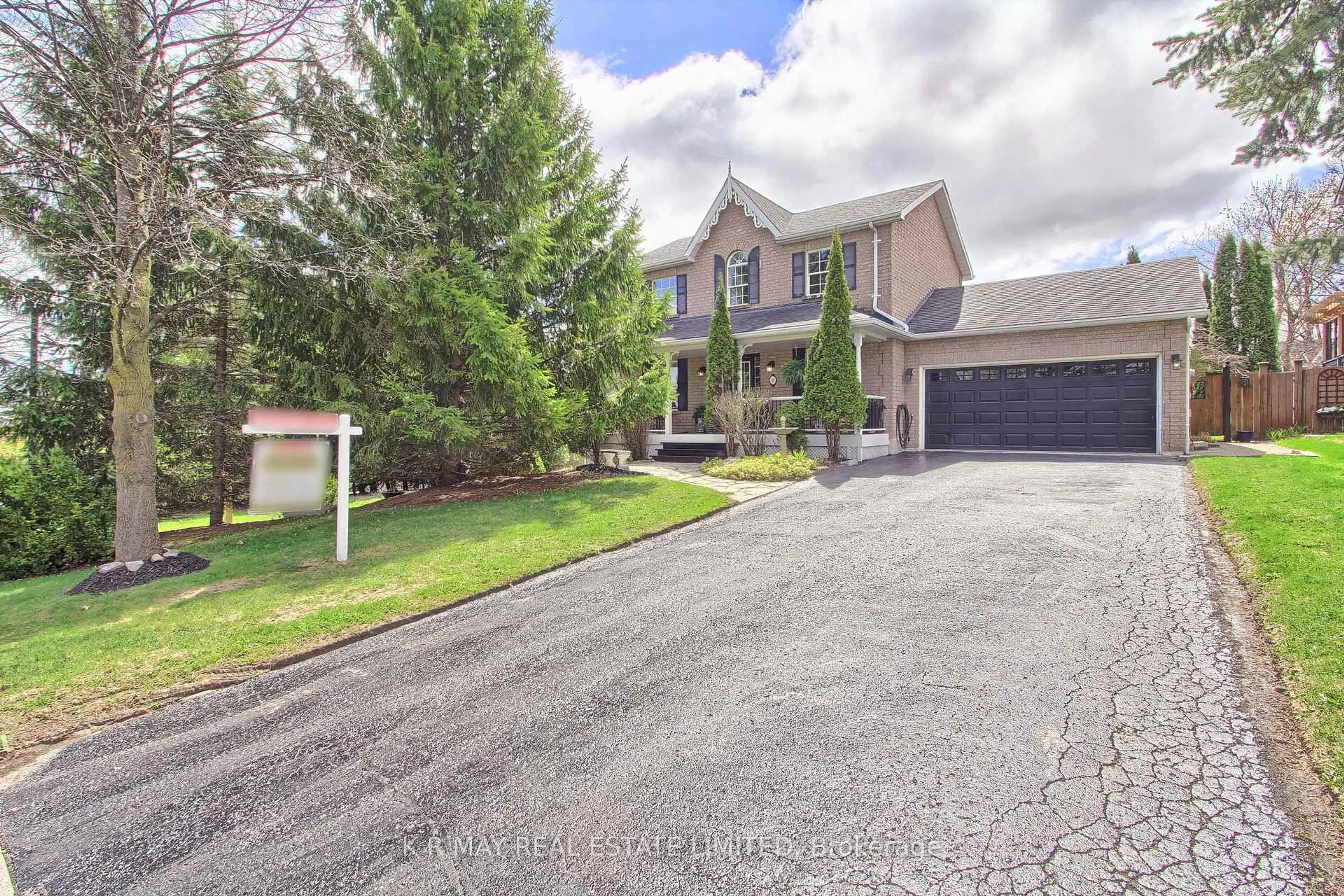 A pic from outside/outdoor area/front of a property/back of a property/a pic from drone, street for 2 Widdifield Crt, Uxbridge Ontario L9P 1T9