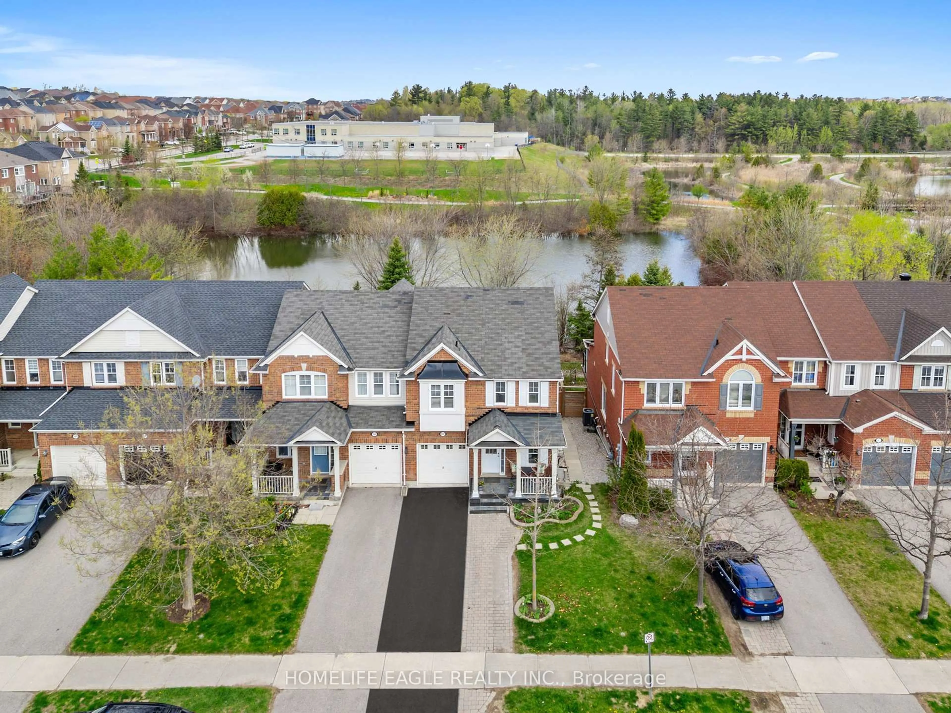 A pic from outside/outdoor area/front of a property/back of a property/a pic from drone, street for 257 Chilcott Cres, Newmarket Ontario L3X 3G7