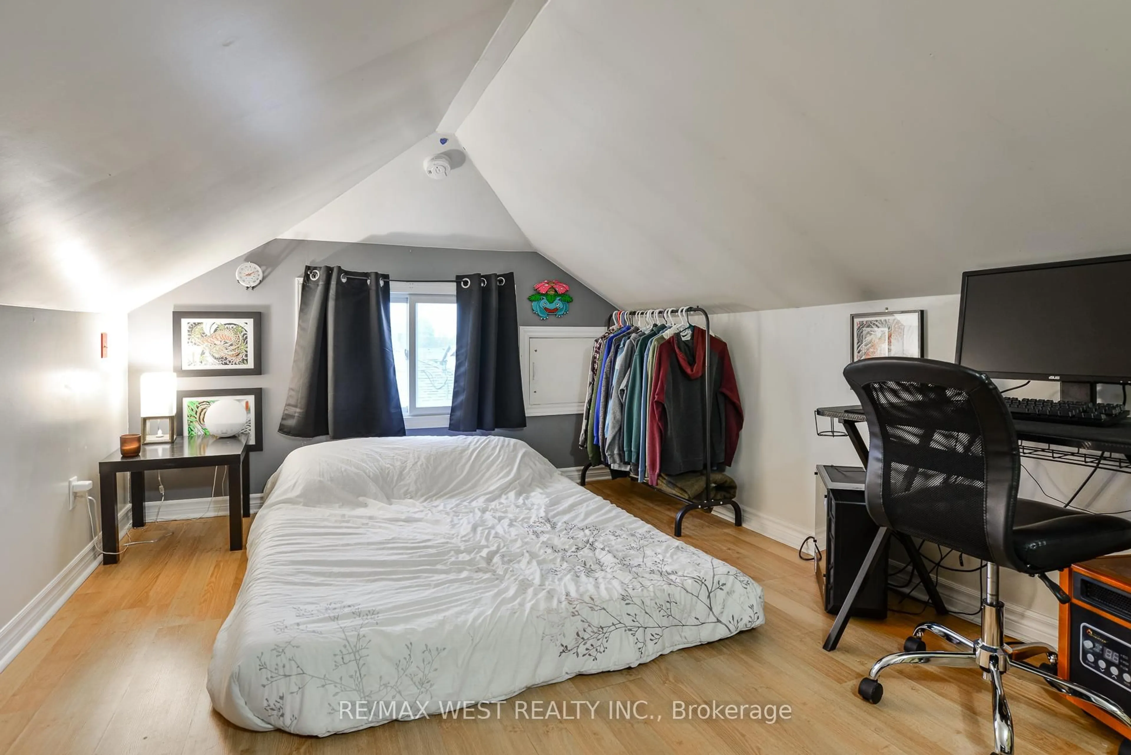 A pic of a room for 122 Raglan St, Essa Ontario L0M 1B0