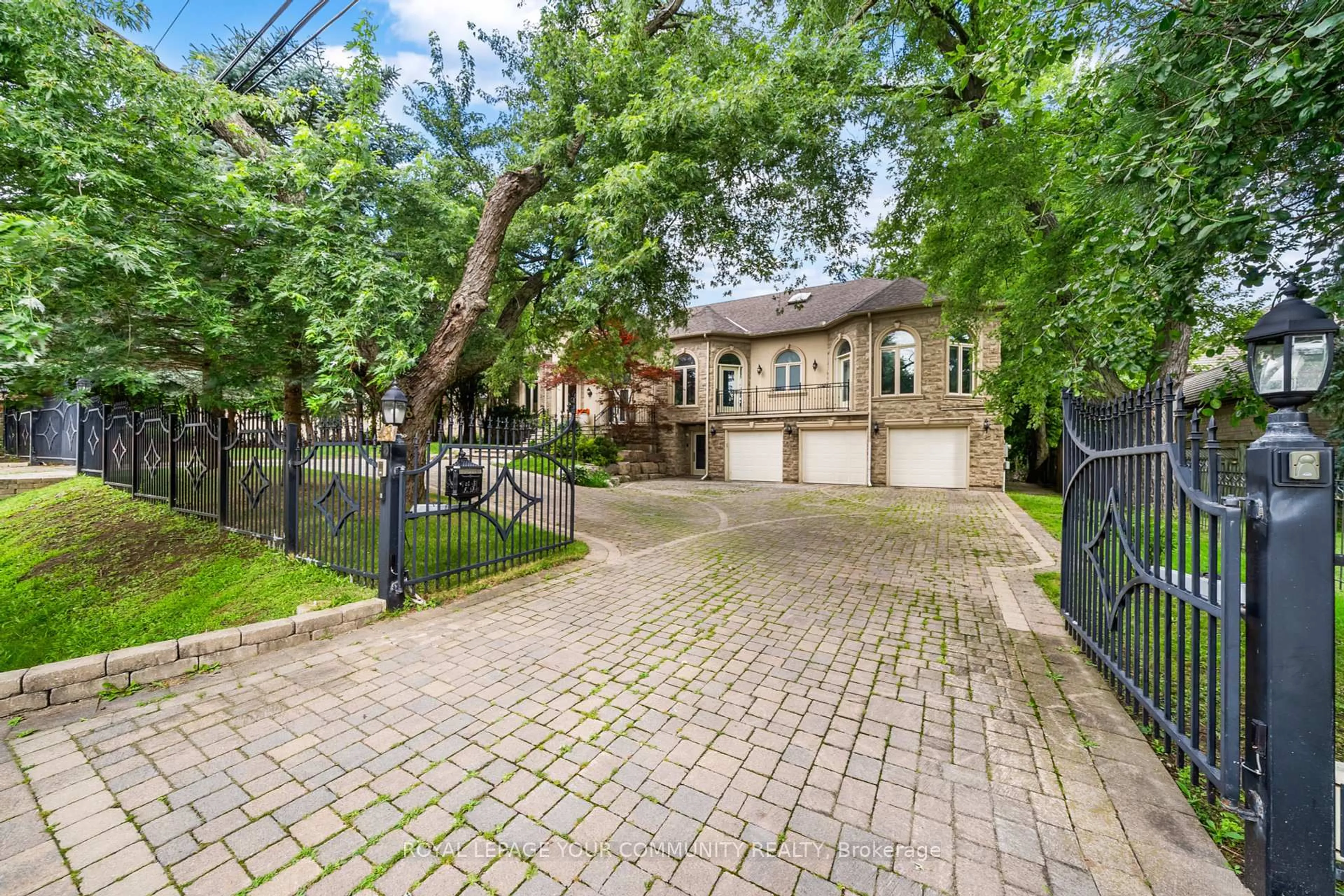 A pic from outside/outdoor area/front of a property/back of a property/a pic from drone, street for 48 Arnold Ave, Vaughan Ontario L4J 1B3