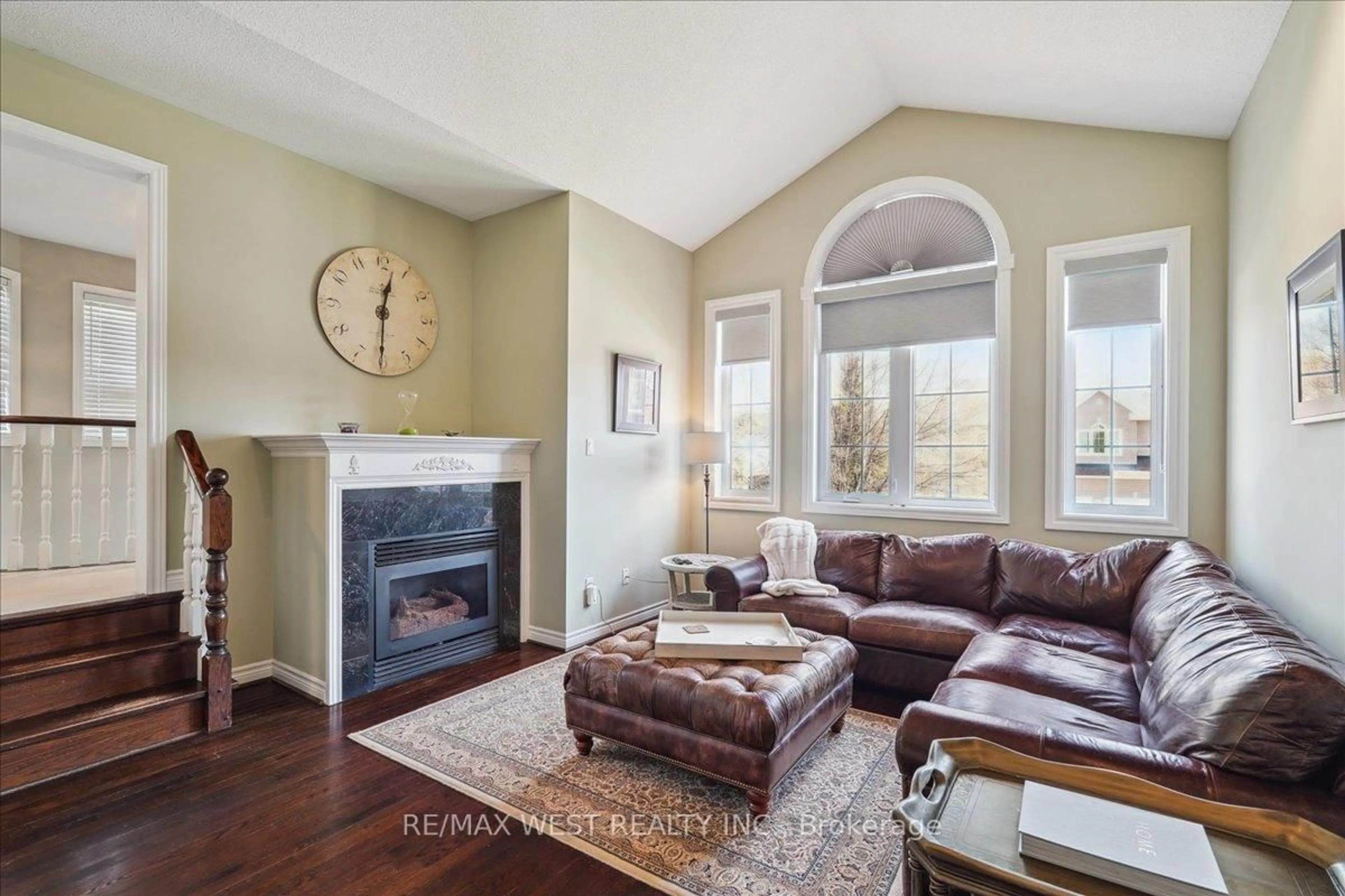Living room with furniture, unknown for 50 Fairgate Cres, Whitchurch-Stouffville Ontario L4A 1J7