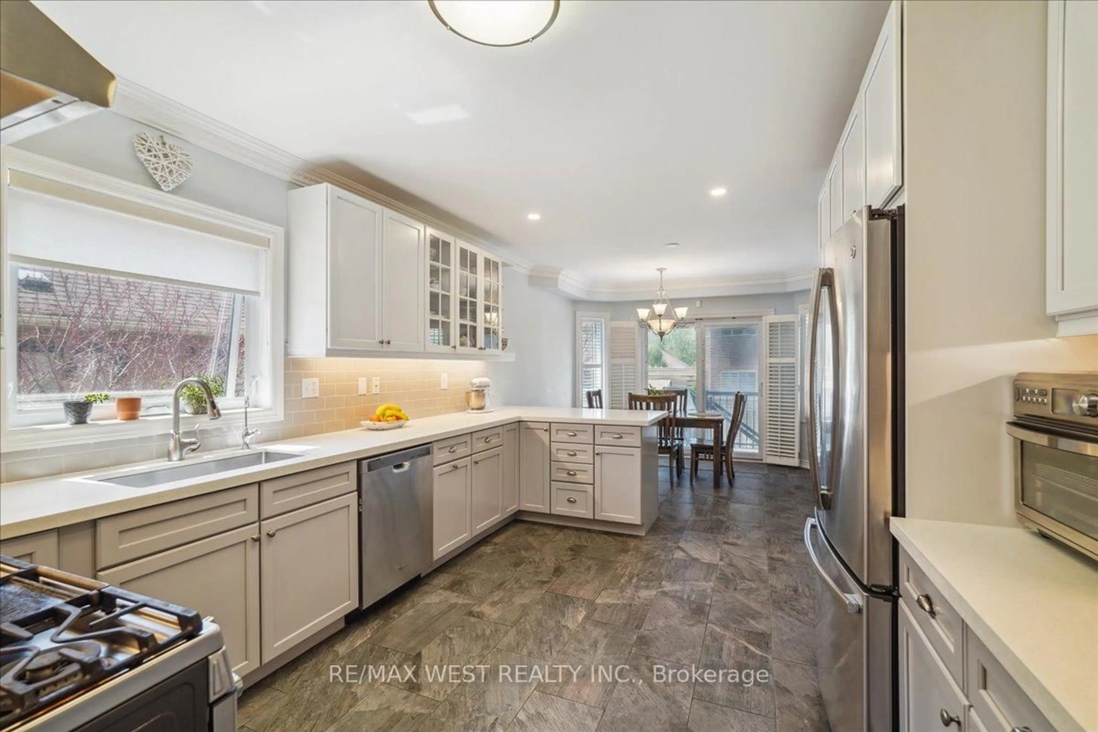 Open concept kitchen, ceramic/tile floor for 50 Fairgate Cres, Whitchurch-Stouffville Ontario L4A 1J7
