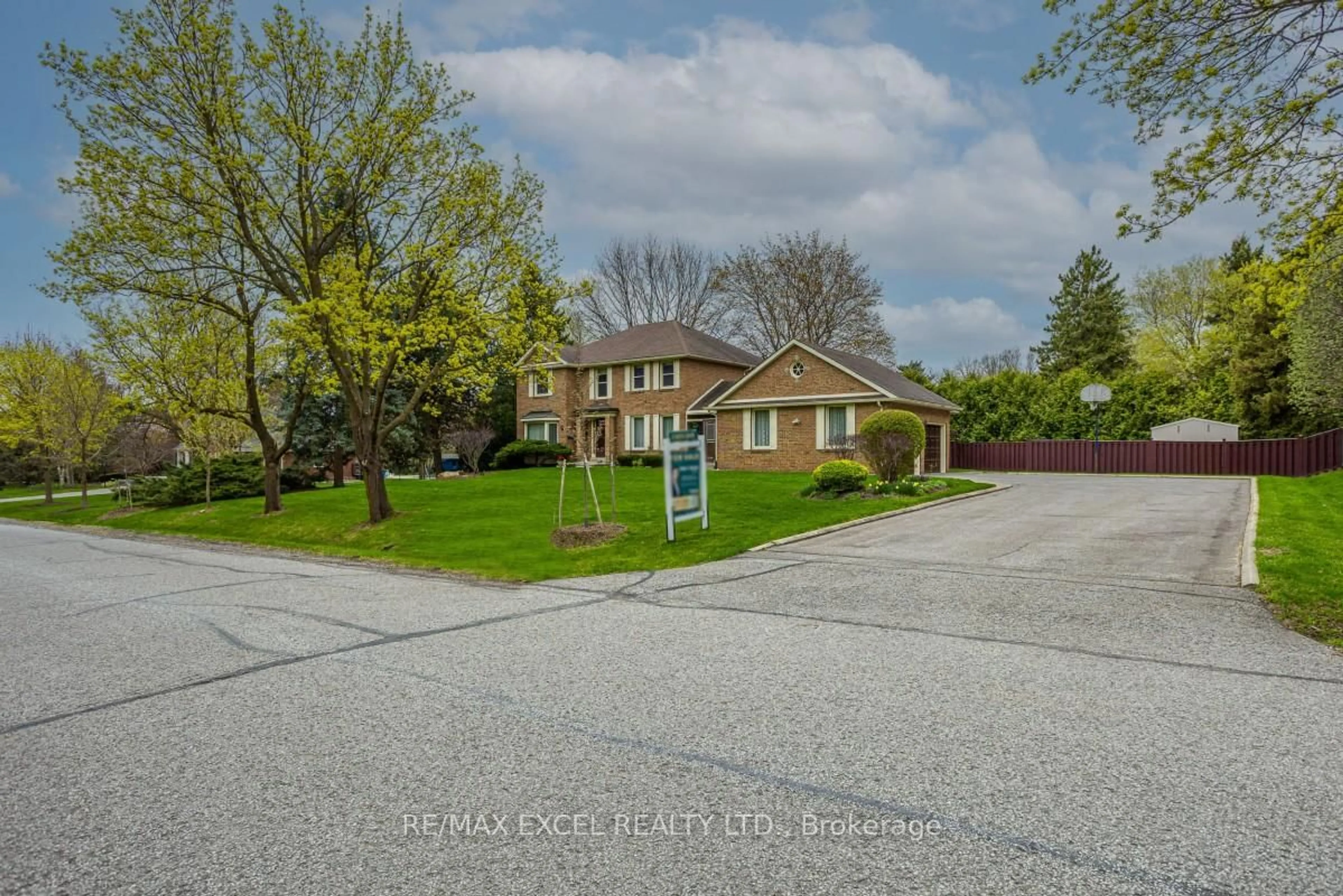 A pic from outside/outdoor area/front of a property/back of a property/a pic from drone, street for 8 Boyd Crt, Markham Ontario L6C 1A6