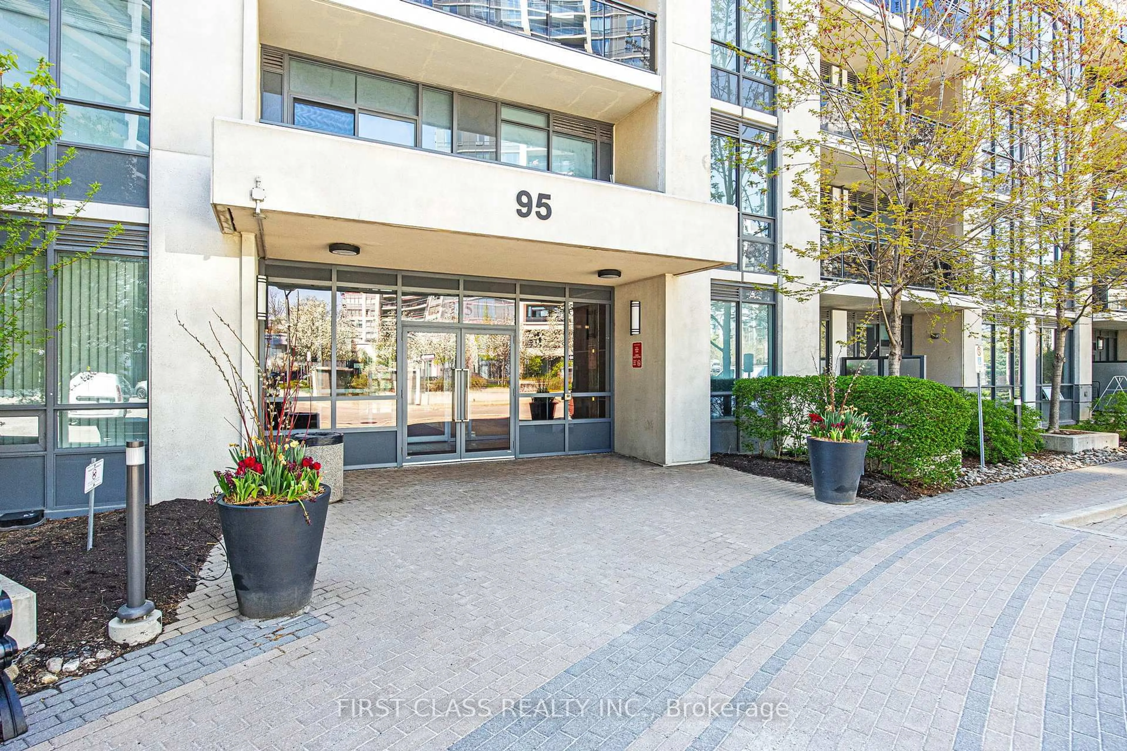 Indoor foyer for 95 North Park Rd #PH1, Vaughan Ontario L4J 0J1
